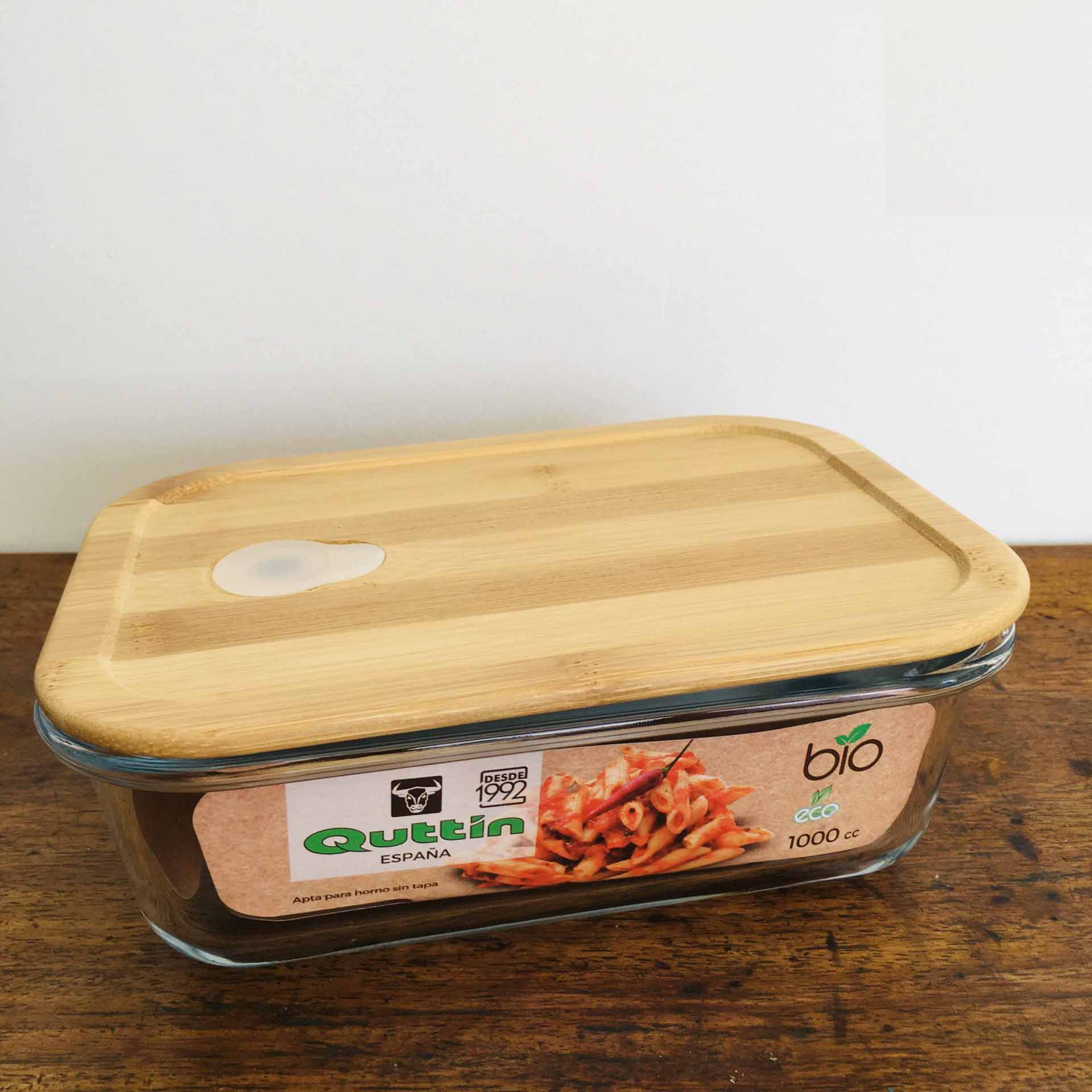 Recipiente de vidro retangular com tampa de bambu e etiqueta com massa