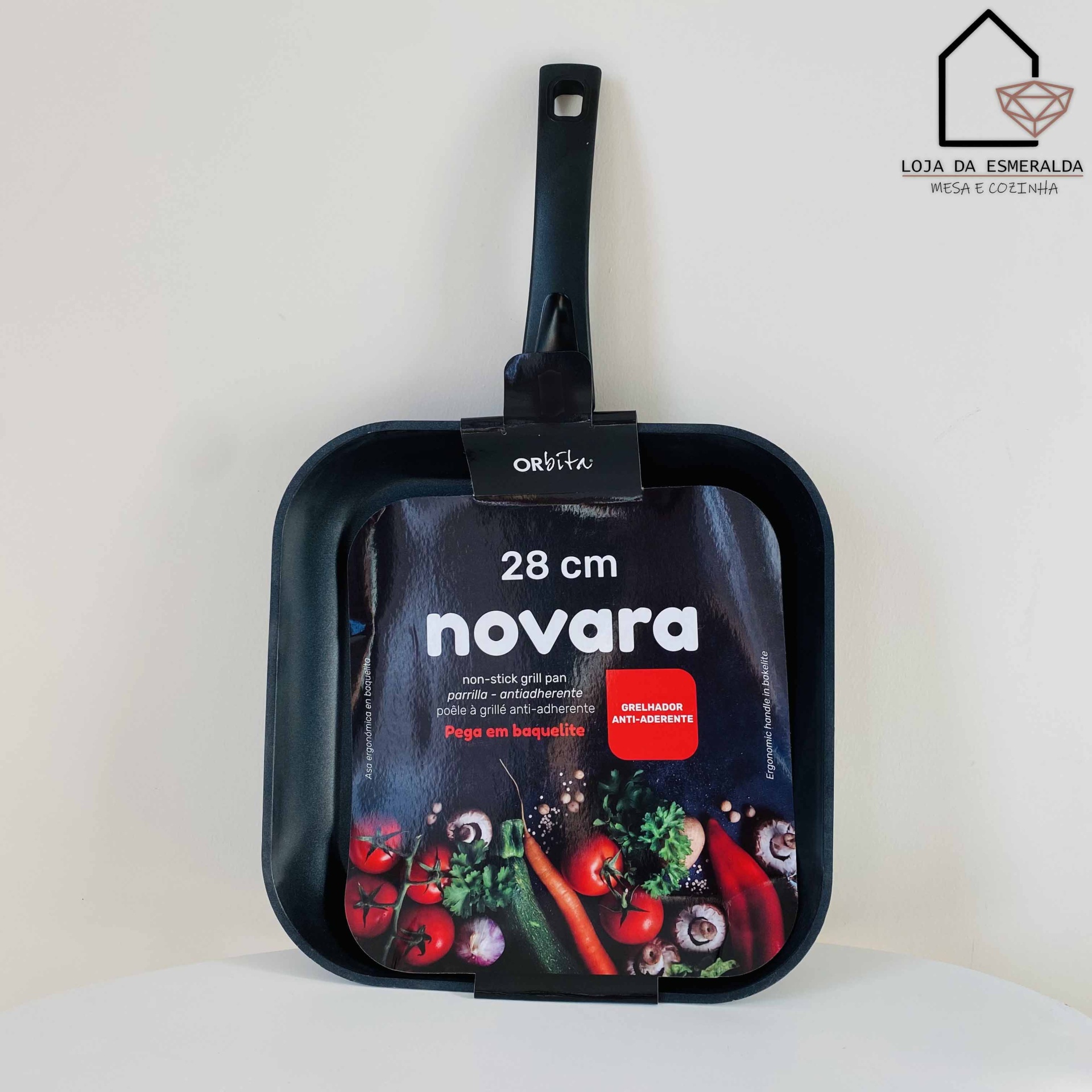 Grelhador quadrado preto Novara 28 cm com etiquetas e legumes na embalagem