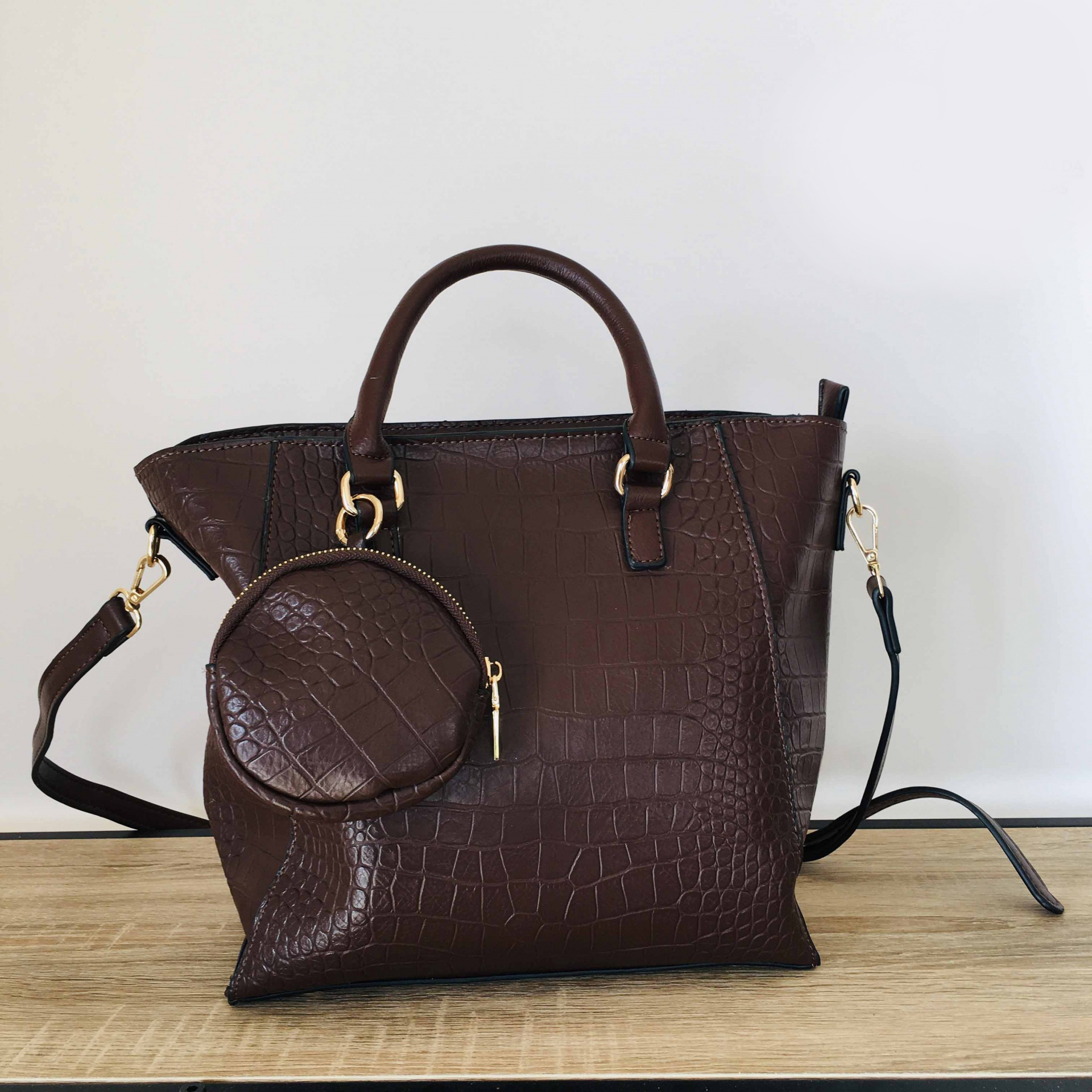 Mala castanha escura com padrão imitação crocodilo e bolso redondo pendurado