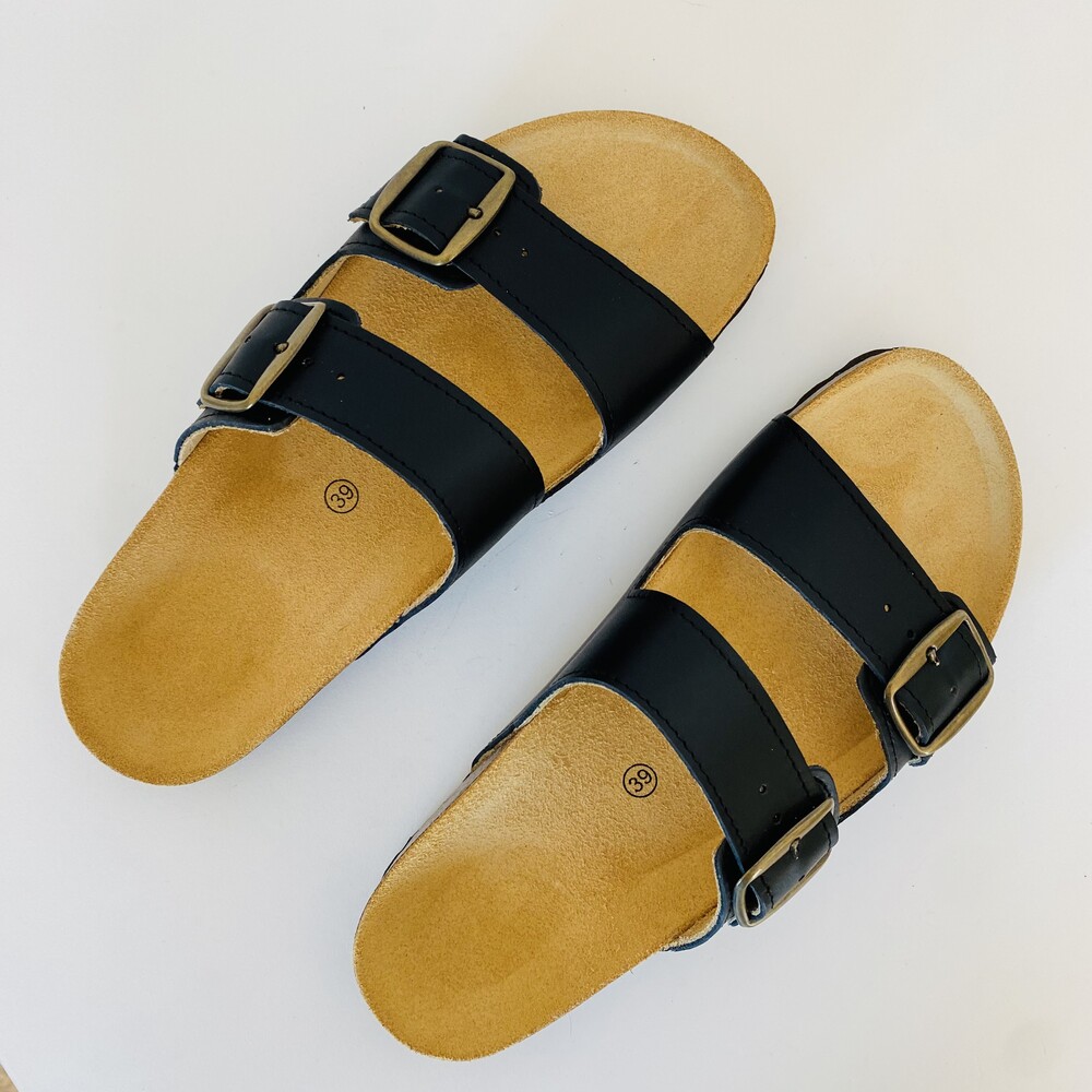 Chinelos castanhos com tiras pretas e fivelas douradas