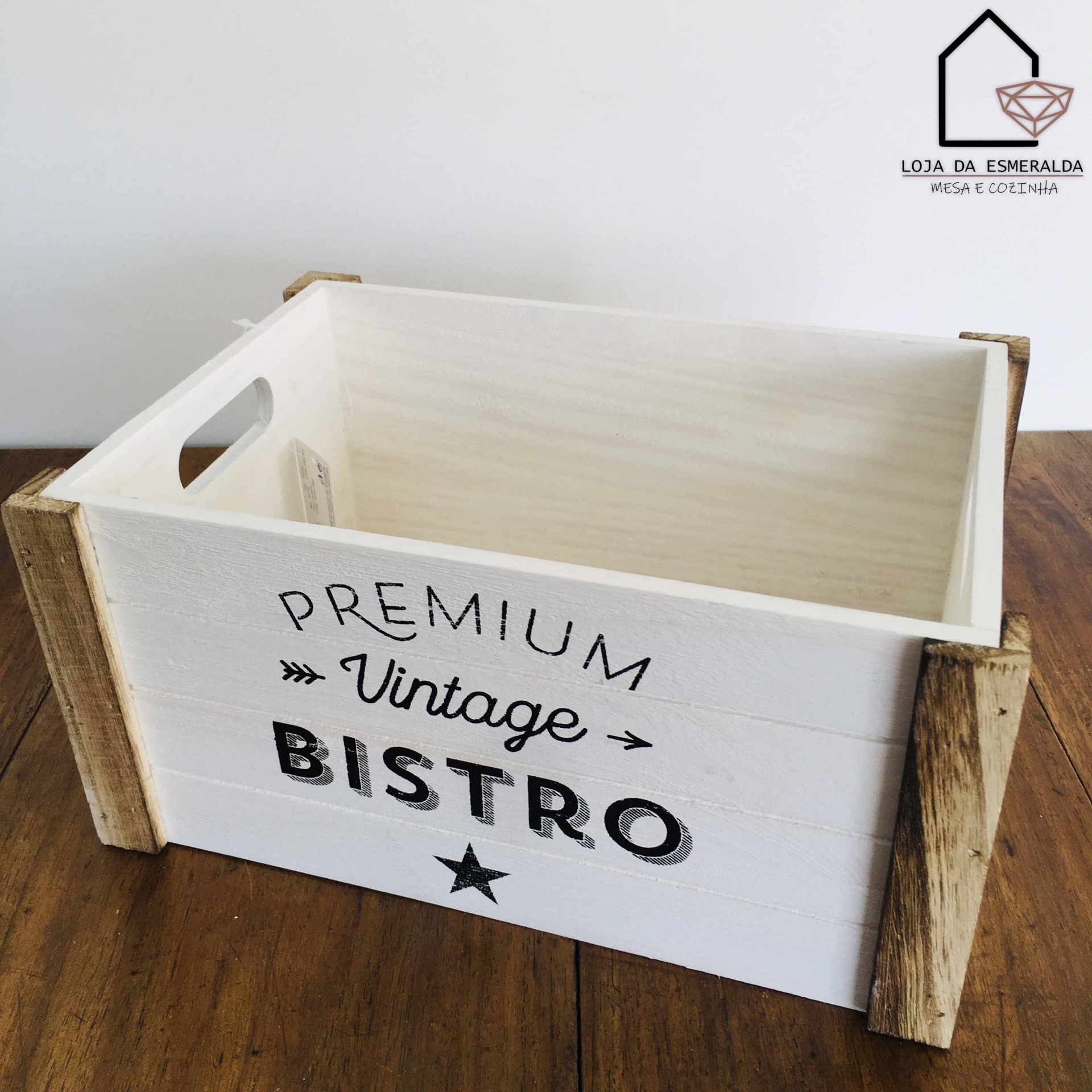 caixa de madeira branca com texto preto PREMUIM Vintage BISTRO sobre superfície de madeira