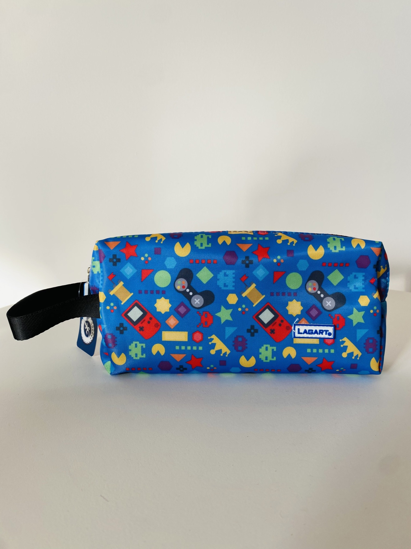 Estojo azul com padrão de ícones de videojogos e etiqueta LAGARTA