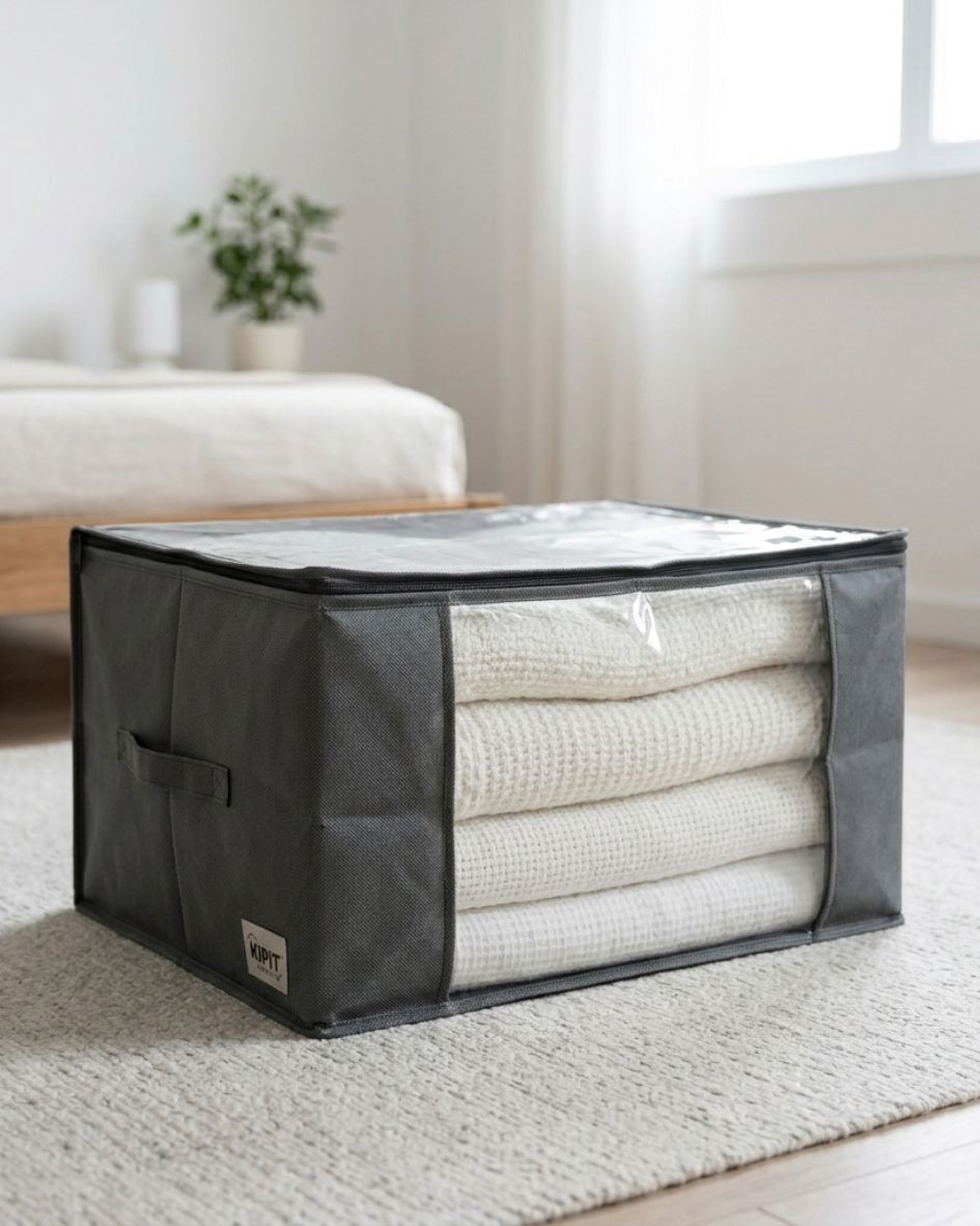 Organizador de armazenamento cinzento escuro com cobertores brancos dentro em quarto