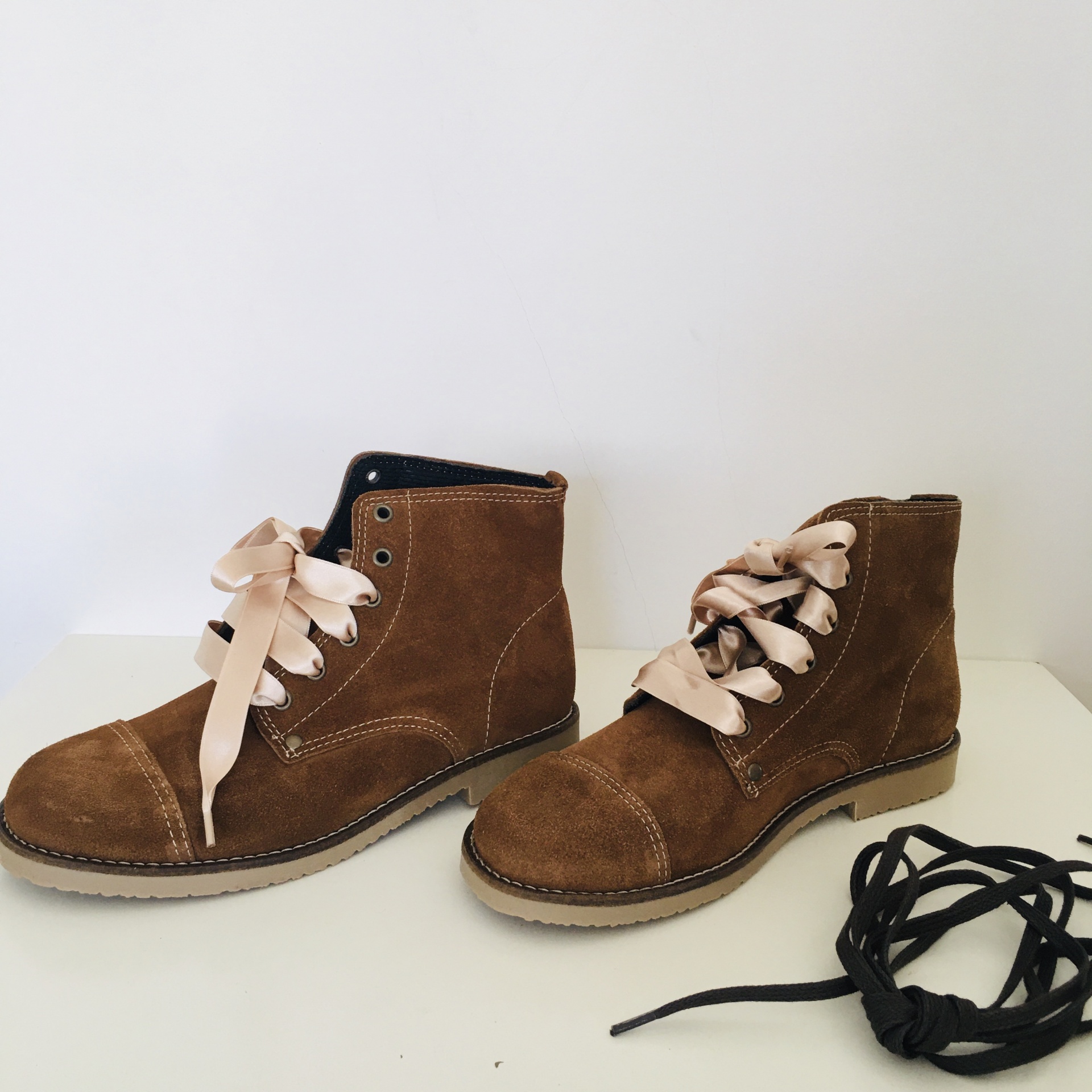 Botas castanhas em camurça com atacadores largos cor de rosa