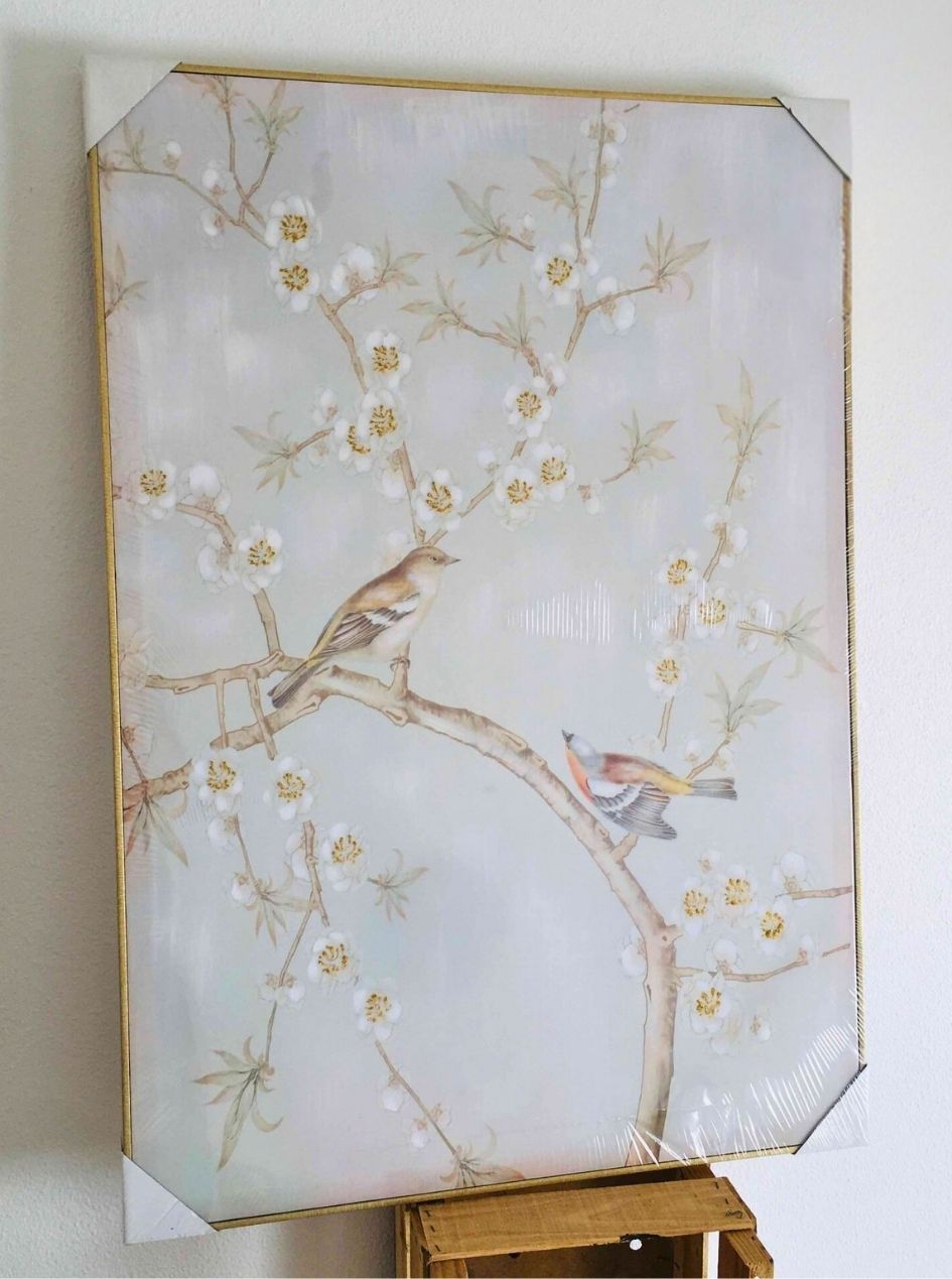 Quadro decorativo com aves e flores em ramo de árvore numa moldura dourada