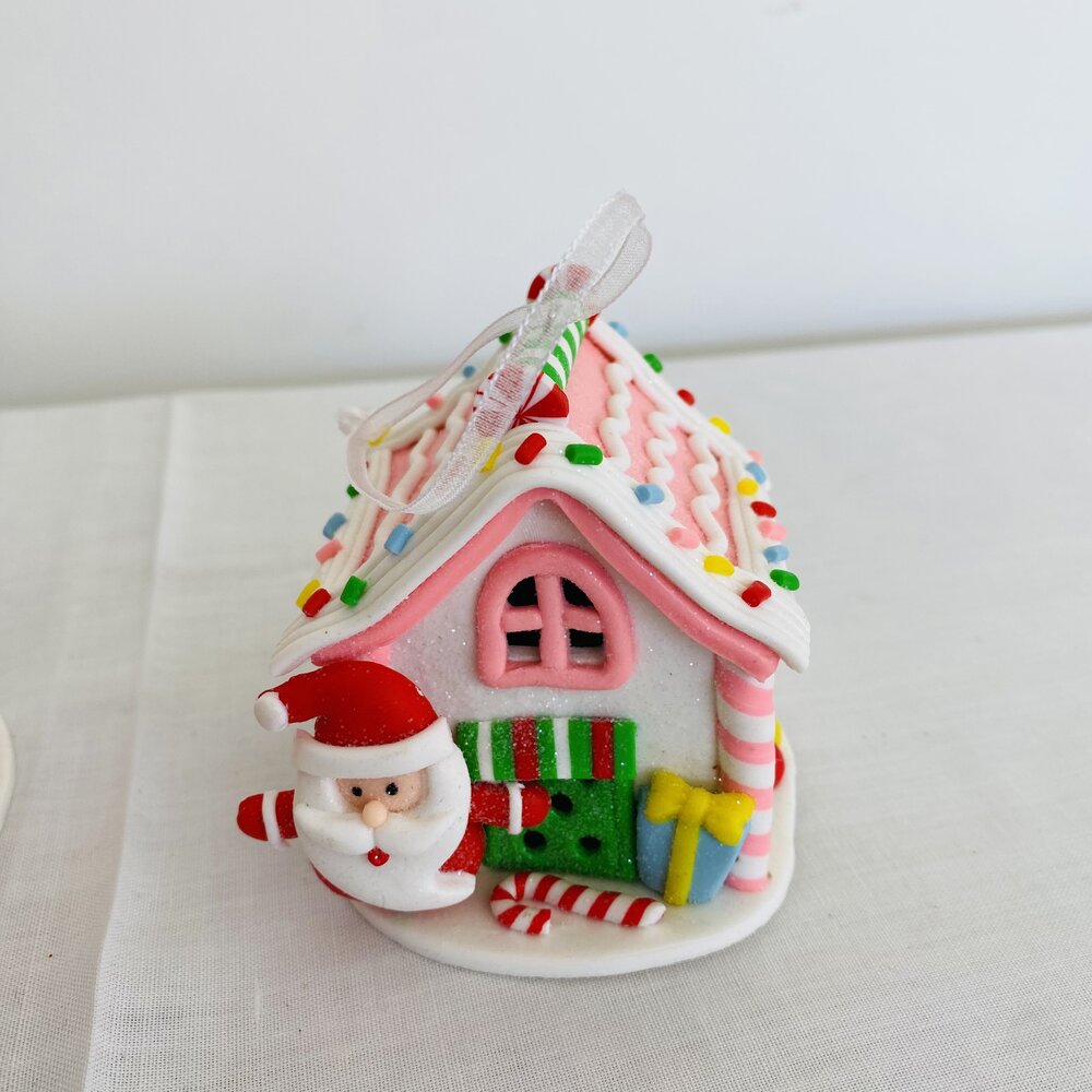 Casinha decorativa de Natal com Papai Noel e presentes coloridos