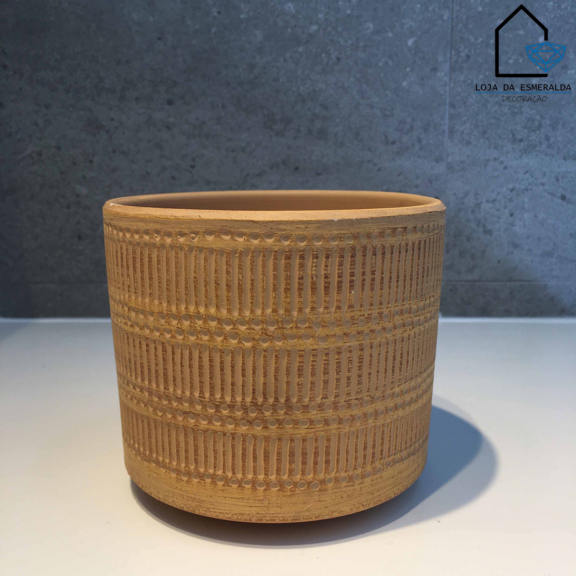 Vaso de cerâmica castanha com padrão texturizado em relevo