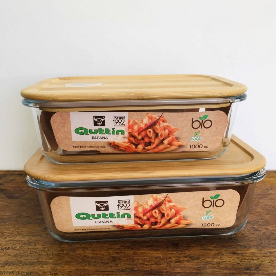 Recipientes de vidro com tampas de bambu para alimentos com etiquetas Quttin e capacidades indicadas