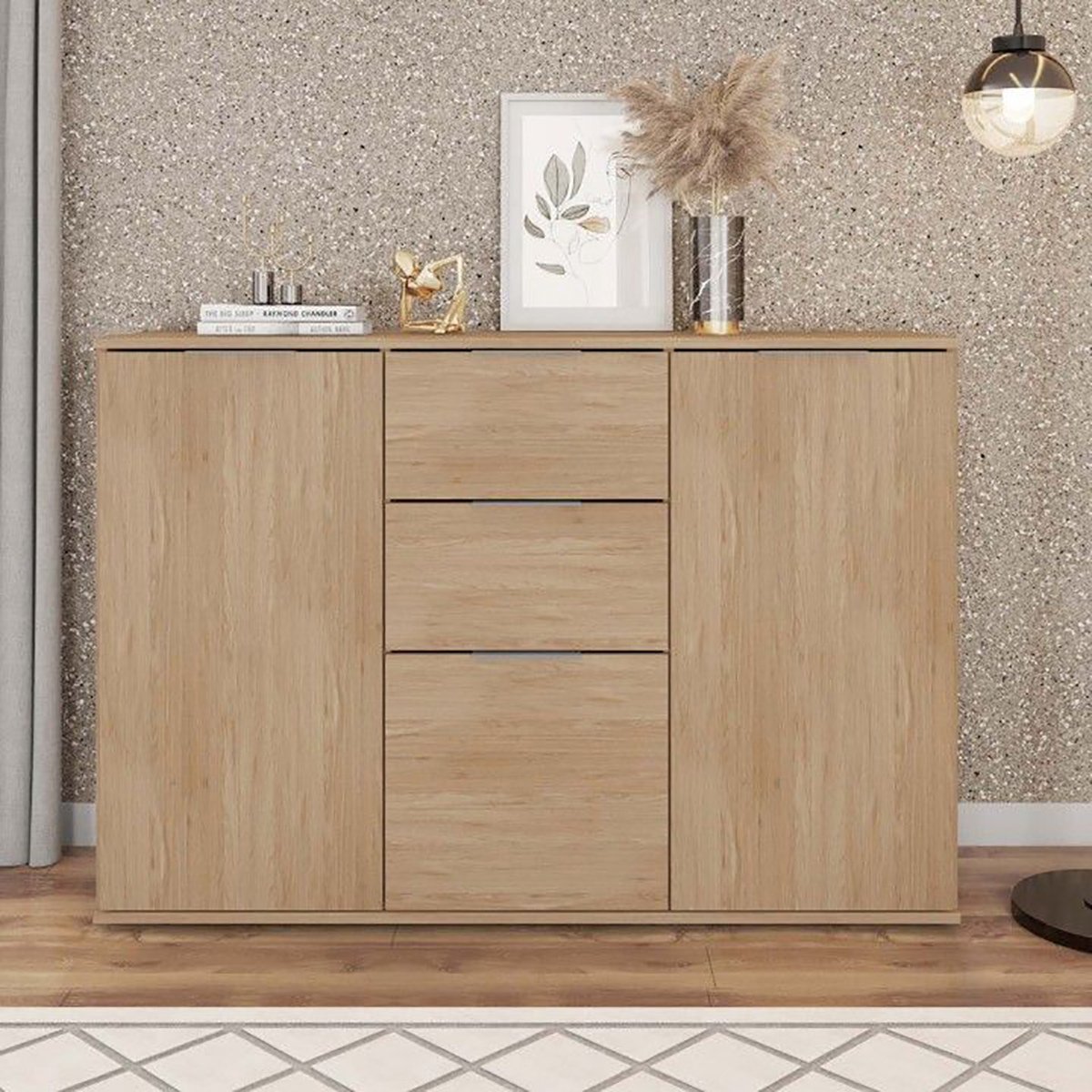 Móvel de arrumação em madeira clara com decoração e parede texturada numa sala