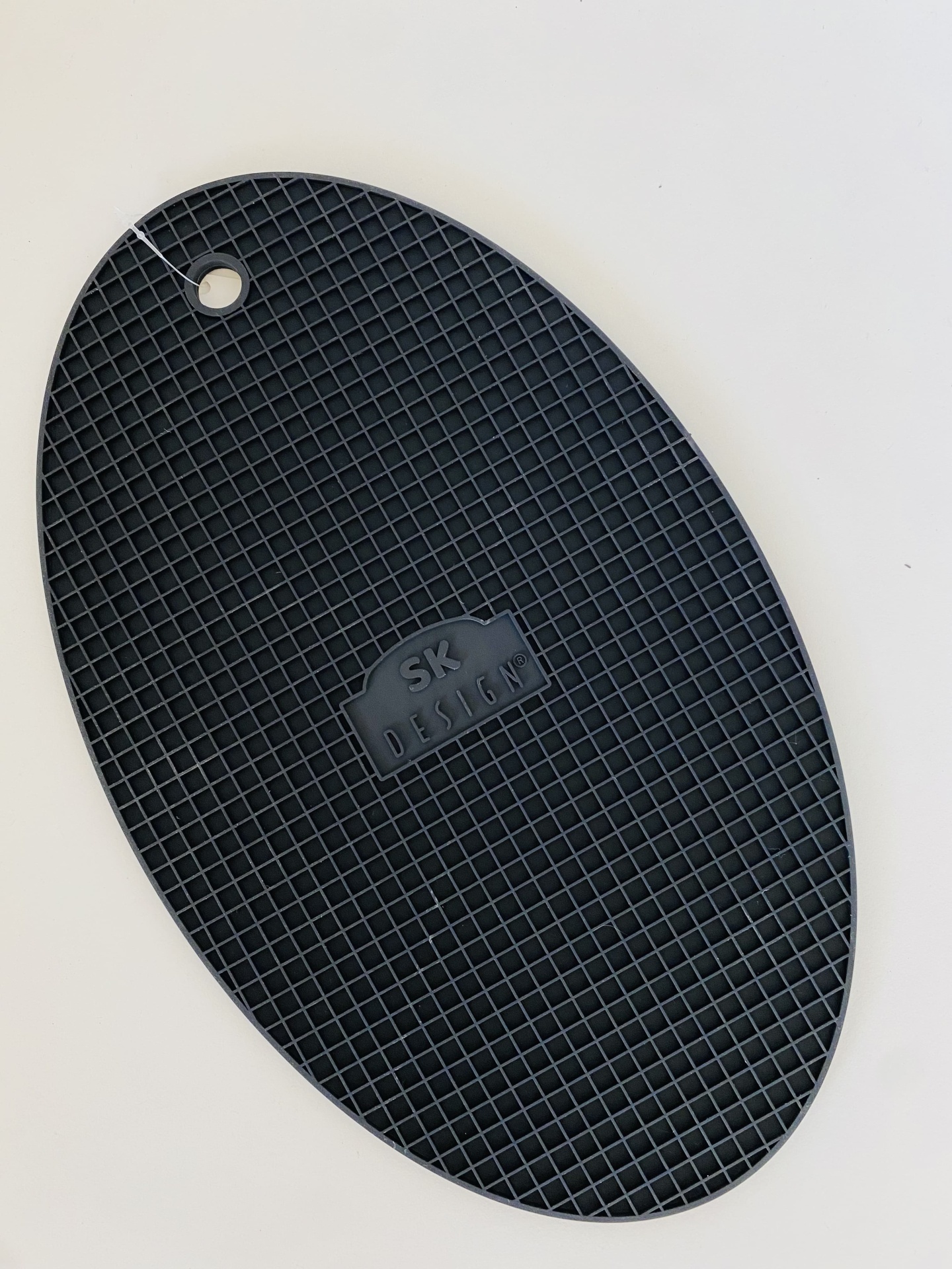 Tabuleiro oval preto com padrão quadriculado e texto central