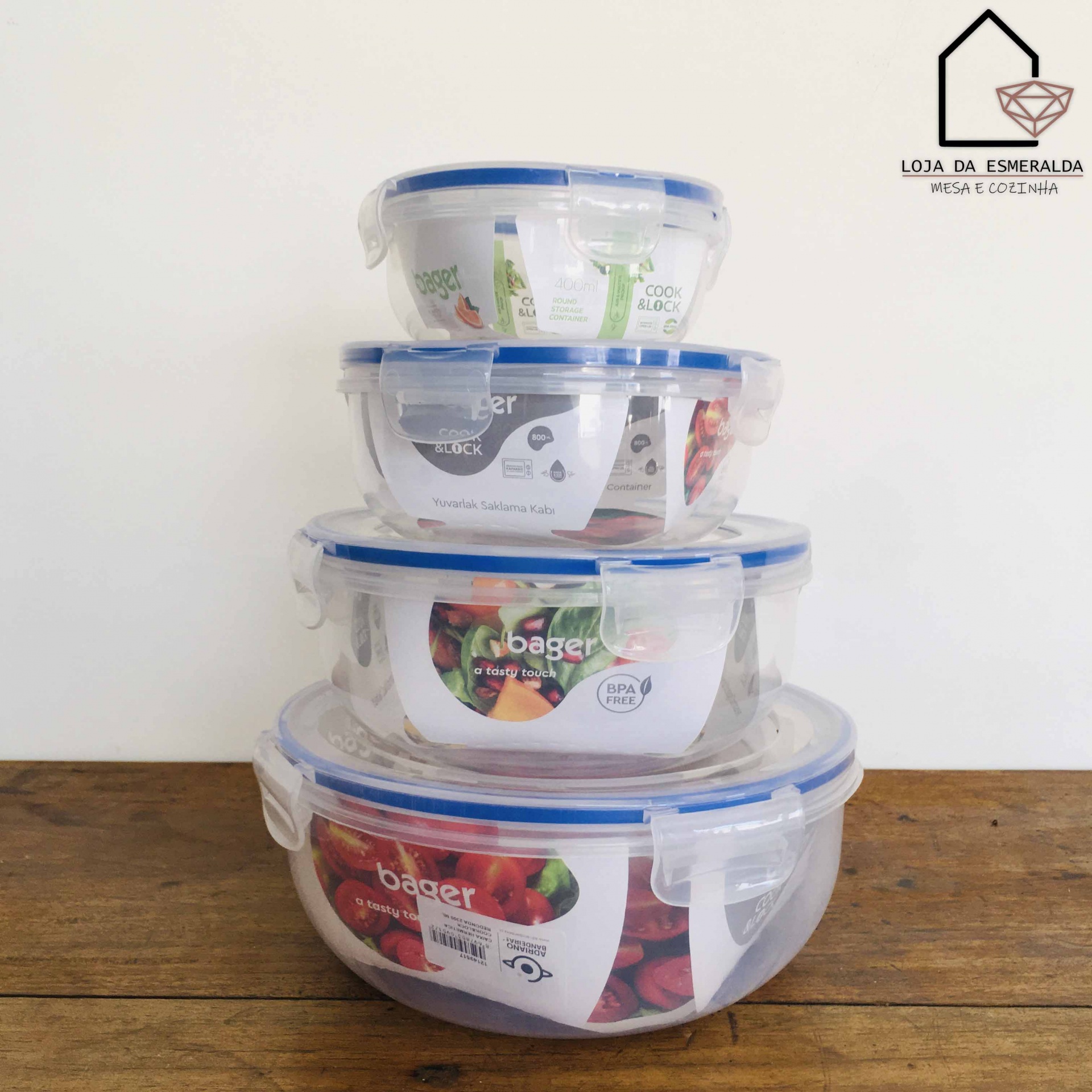 Conjunto de recipientes de plástico transparentes com tampas azuis empilhados