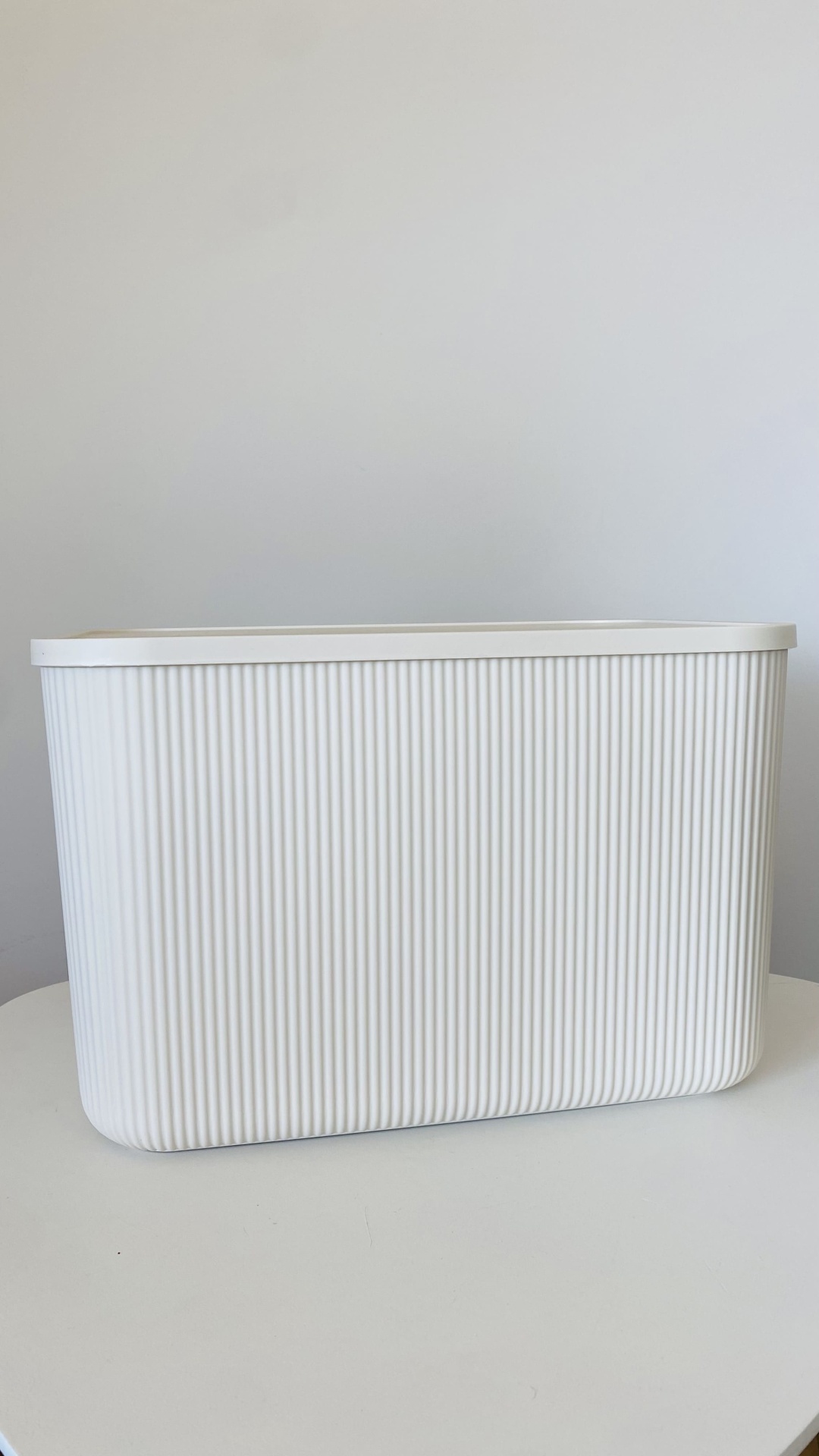 Caixa retangular branca com textura de linhas verticais