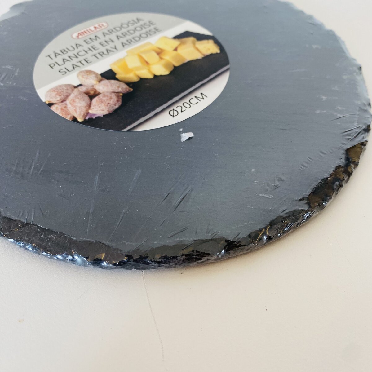 tabuleiro redondo de ardósia preta para servir queijo e frutos secos