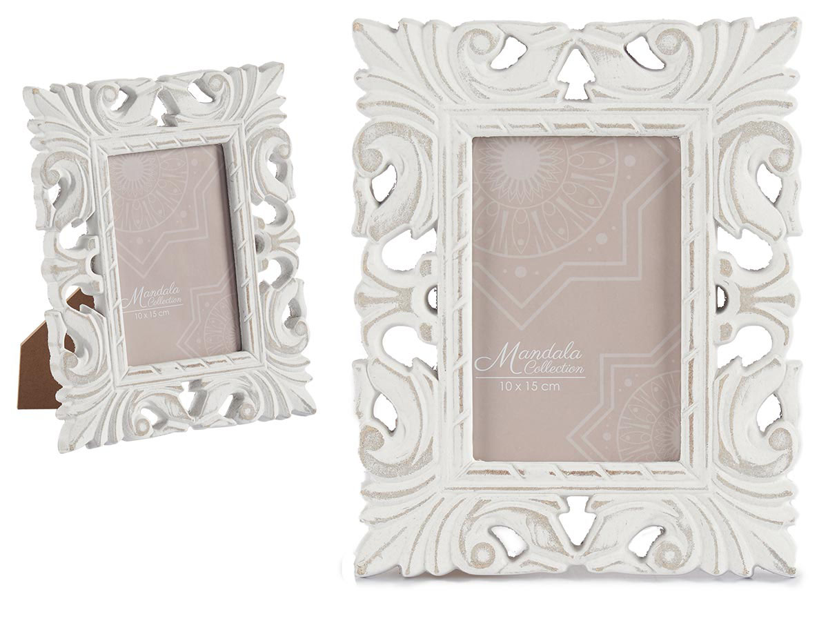 Duas molduras fotográficas decorativas em madeira branca com padrões recortados