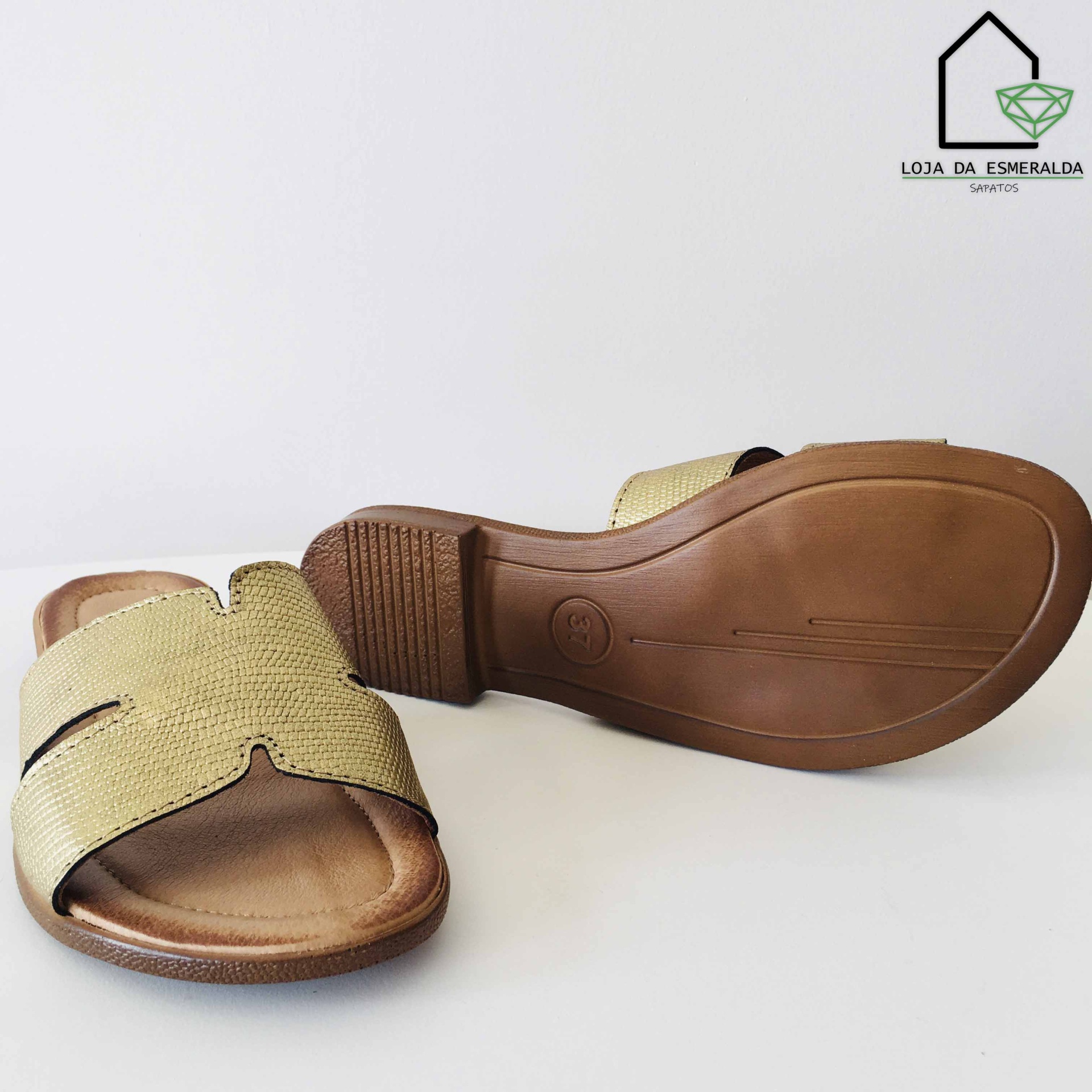 Chinelos de senhora cor areia com sola castanha em fundo branco