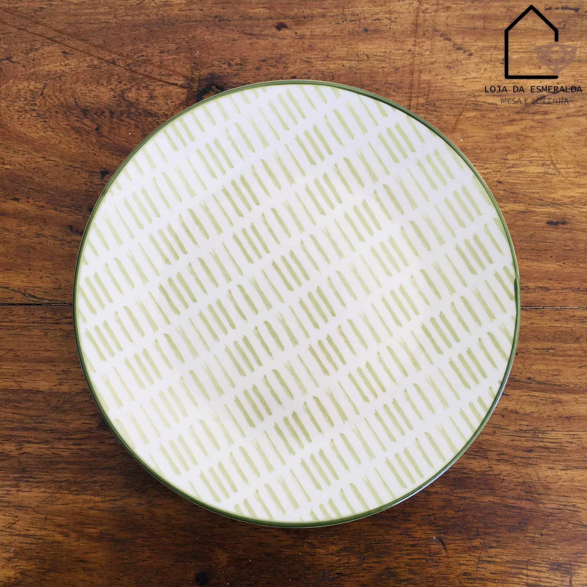prato redondo cerâmico com padrão de linhas amarelas sobre superfície de madeira