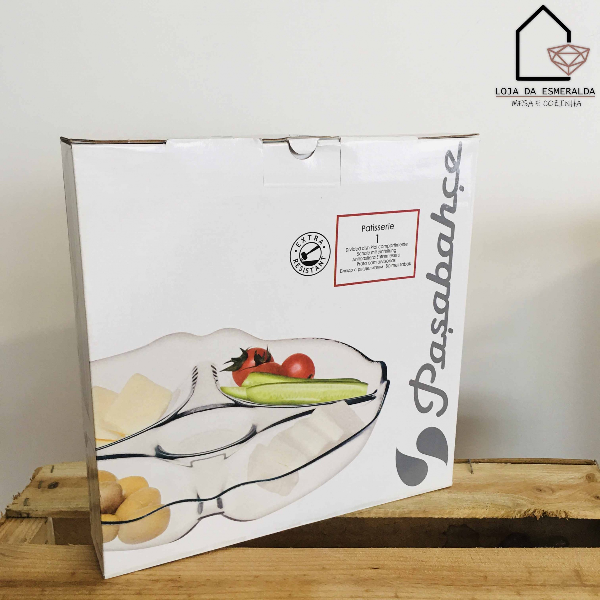 Caixa de utensílios Pasabahce em vidro para pastelaria sobre madeira