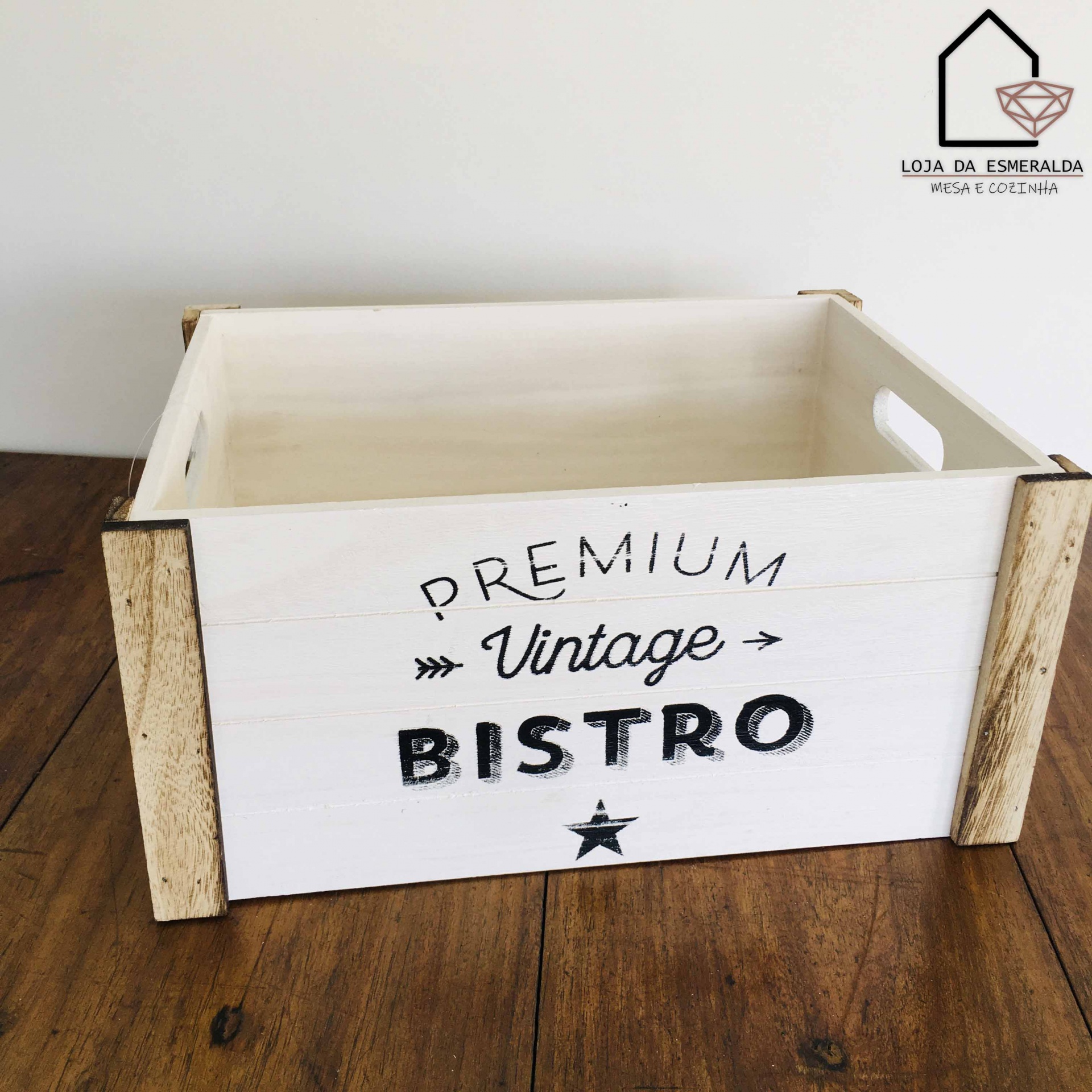 Caixa de madeira branca com texto preto 'PREMIUM Vintage BISTRO' e cantos naturais sobre mesa de madeira