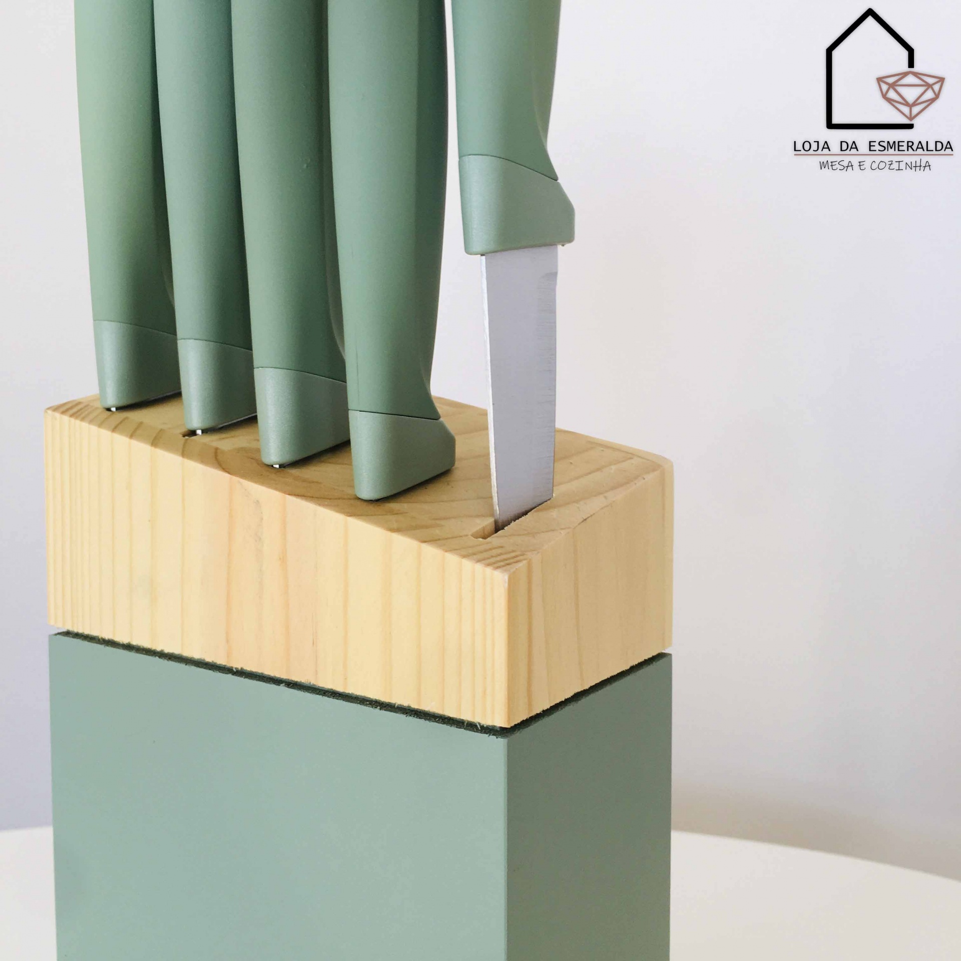 Conjunto de facas com cabo verde em suporte de madeira clara e base verde