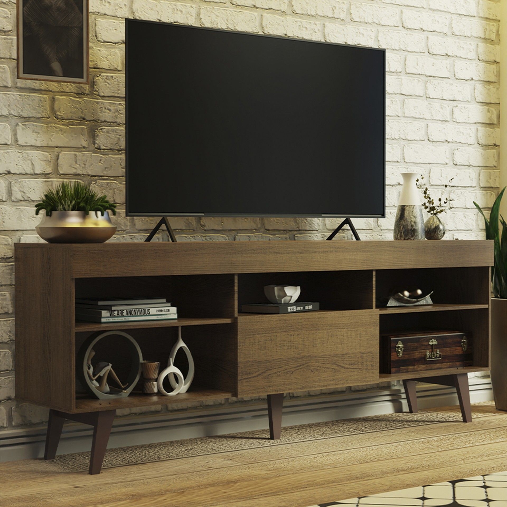 Aparador de madeira com televisão e objetos decorativos sobre e dentro
