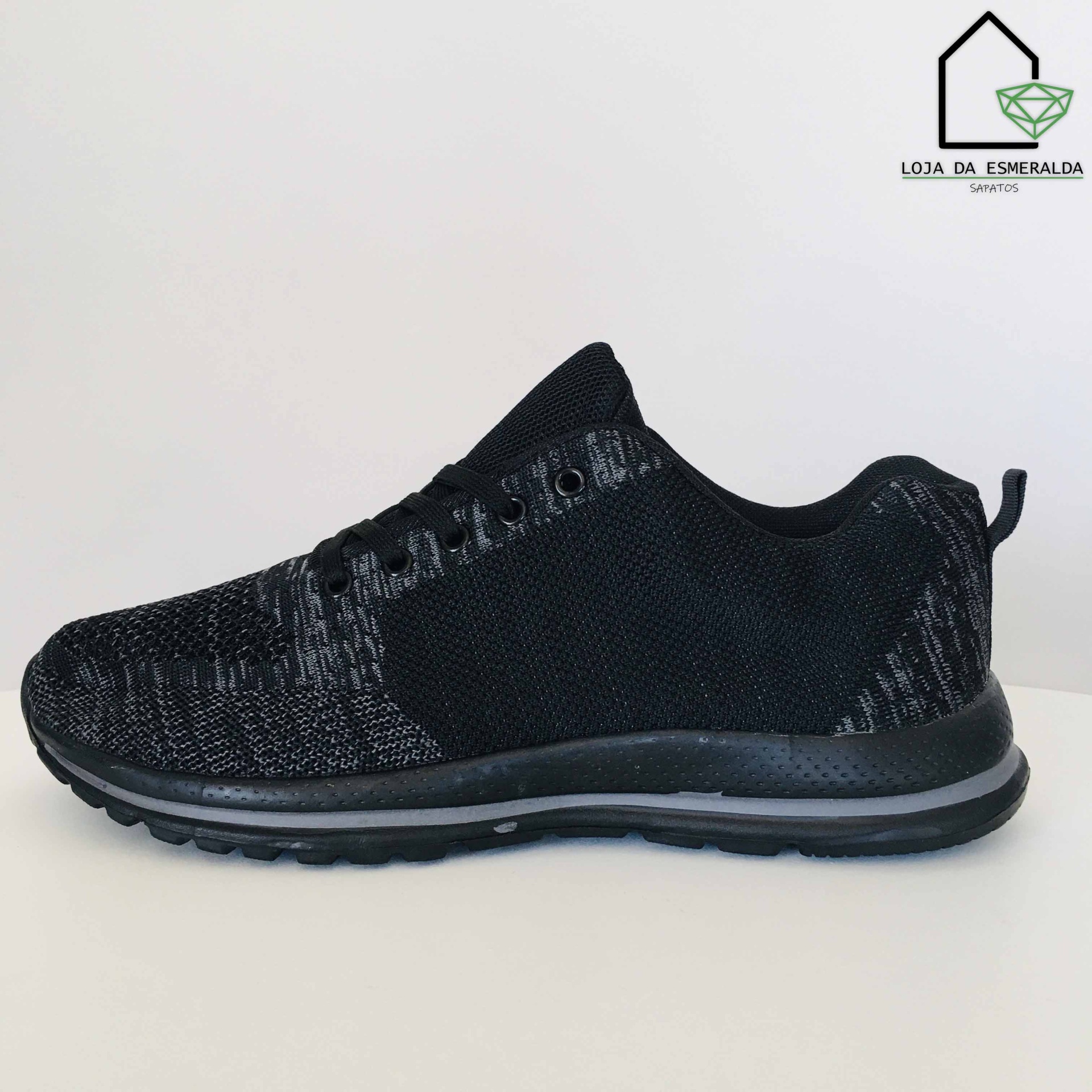 Ténis desportivo preto e cinzento em fundo branco com logótipo Loja da Esmeralda