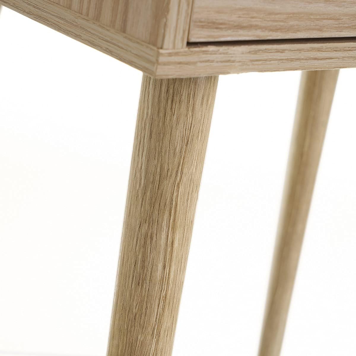 Pé de móvel em madeira clara com textura visível