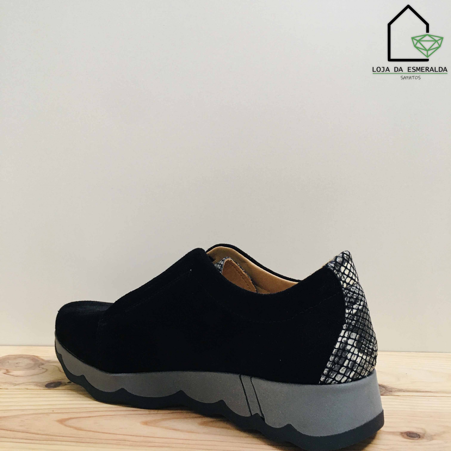 Sapato feminino preto com sola cinzenta e calcanhar quadriculado em tons de cinza e branco