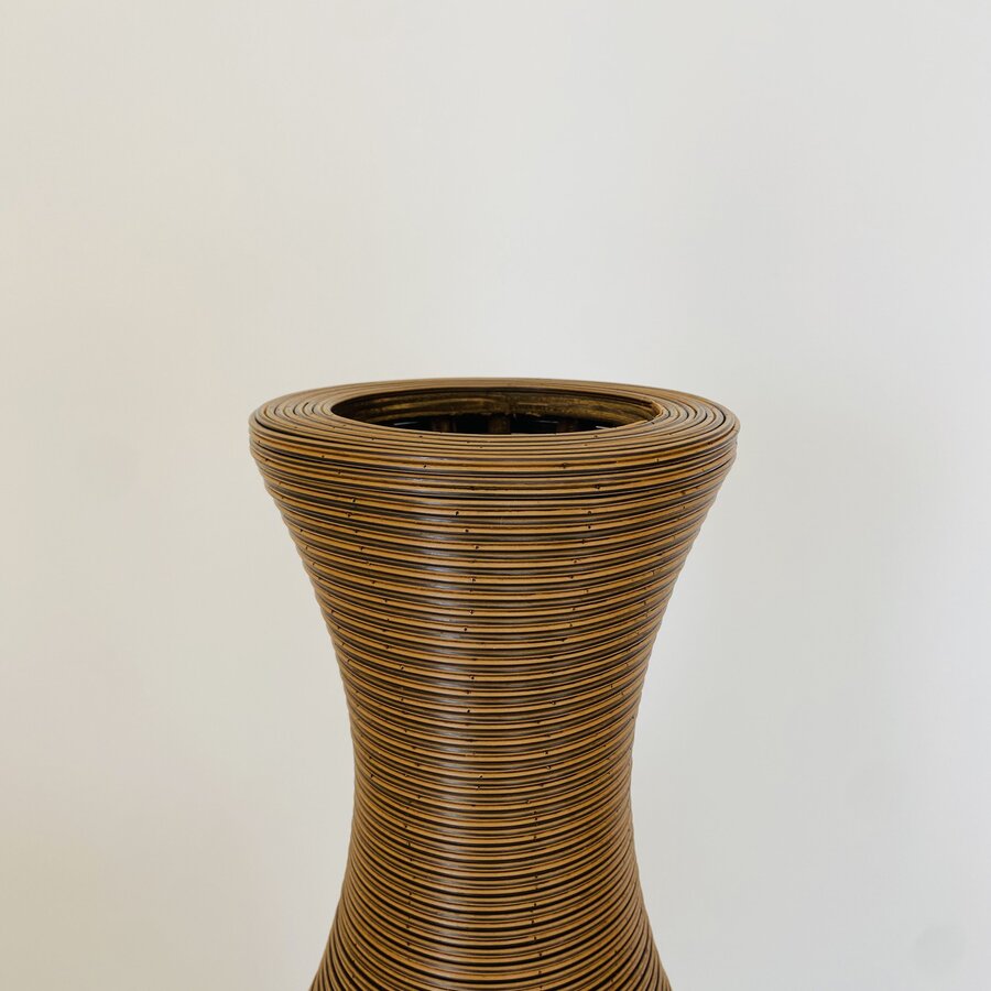 Vaso alto em forma de ampulheta castanho com padrão de linhas horizontais