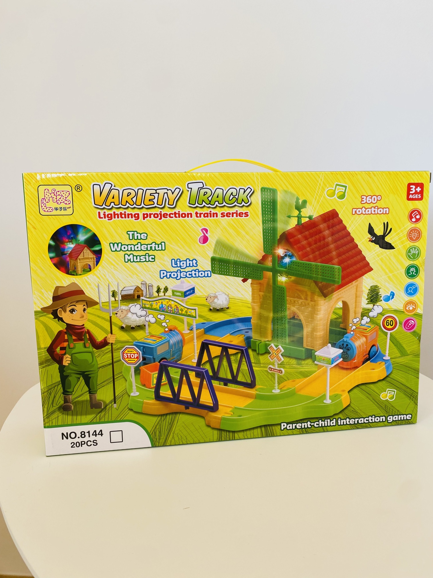 Embalagem de brinquedo Variety Track com moinho e comboio colorido, texto em inglês e indicação para maiores de 3 anos