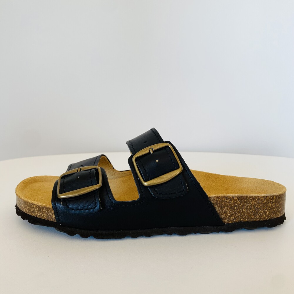 Sandália preta com fivelas douradas e sola de cortiça