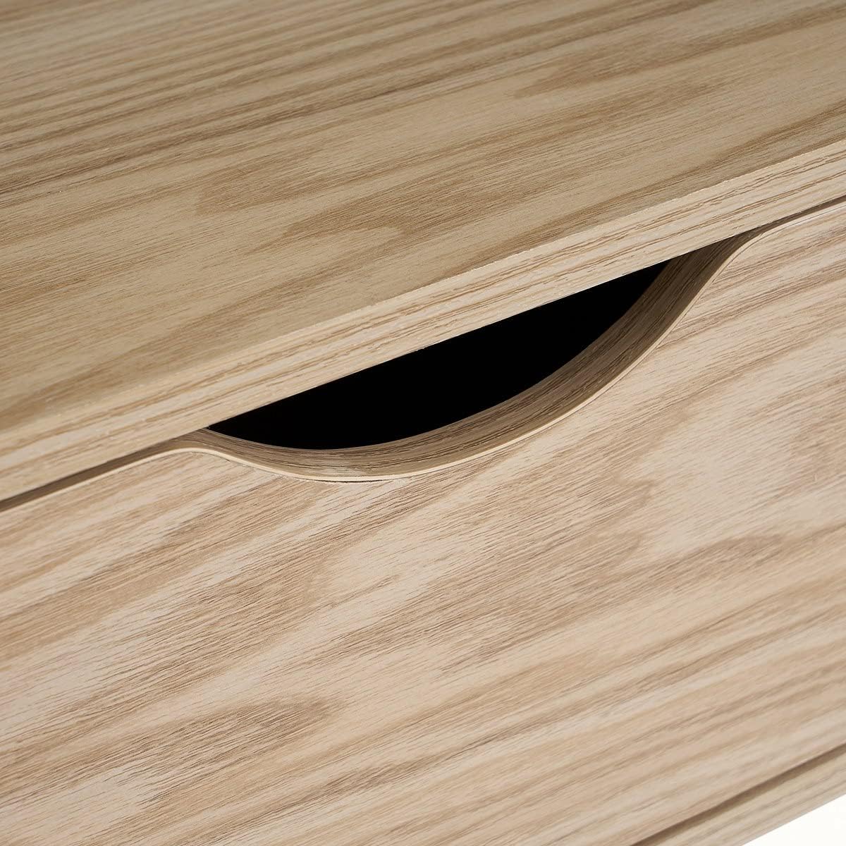 Puxador embutido numa gaveta de madeira clara