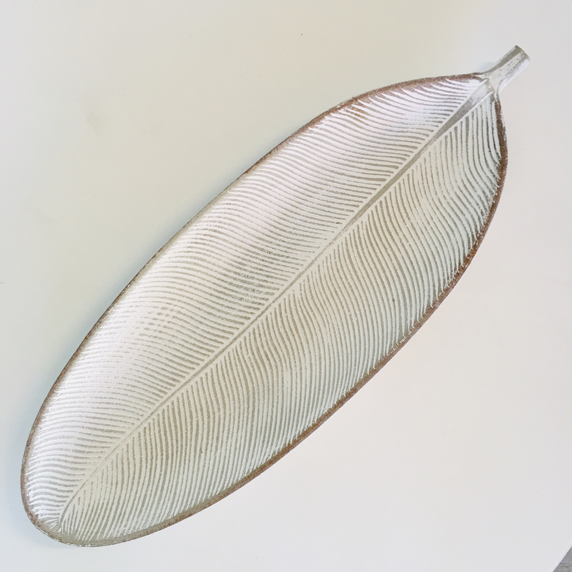 Prato decorativo metálico prateado em forma de folha com textura nervurada