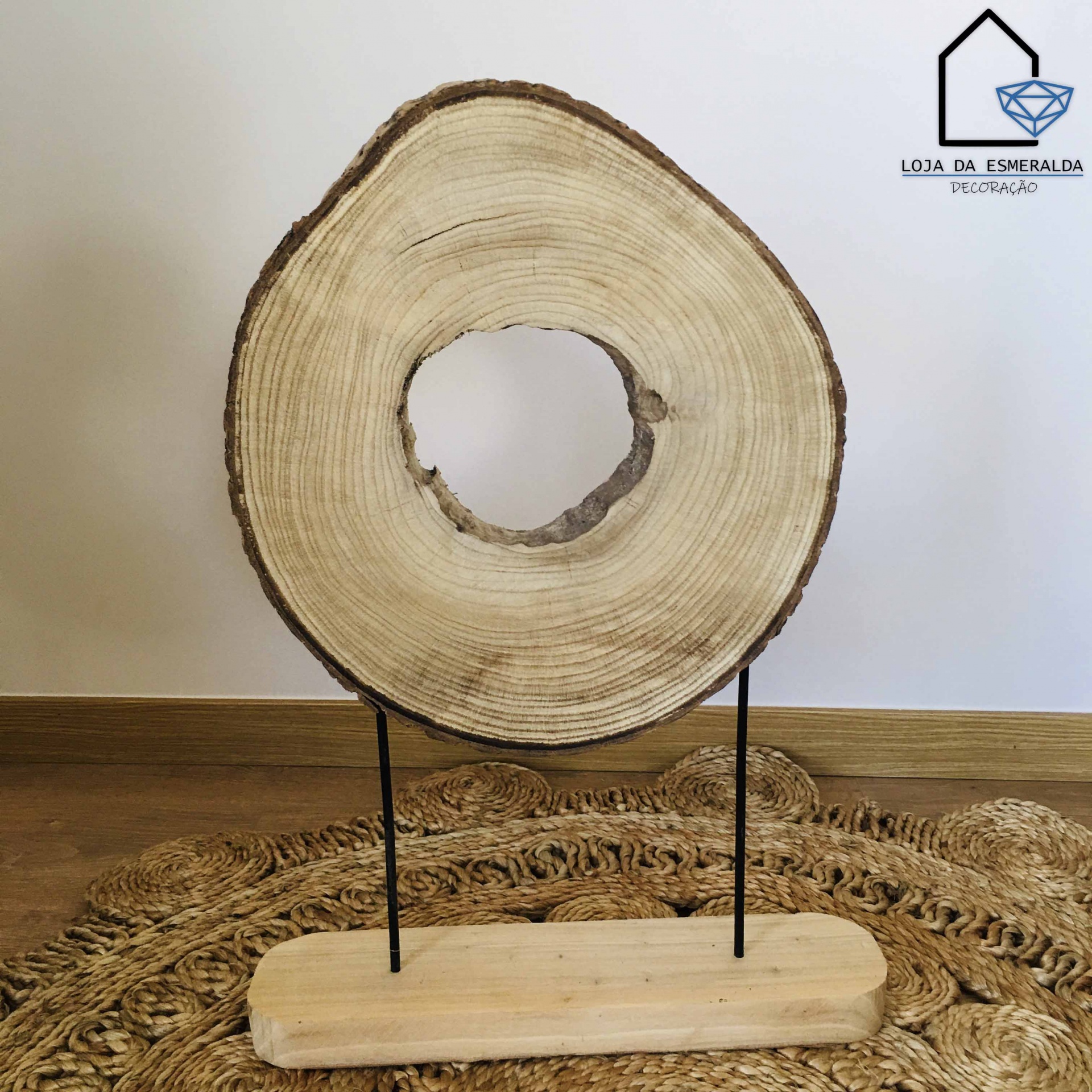 Elemento decorativo em madeira em forma de anel com base e hastes pretas