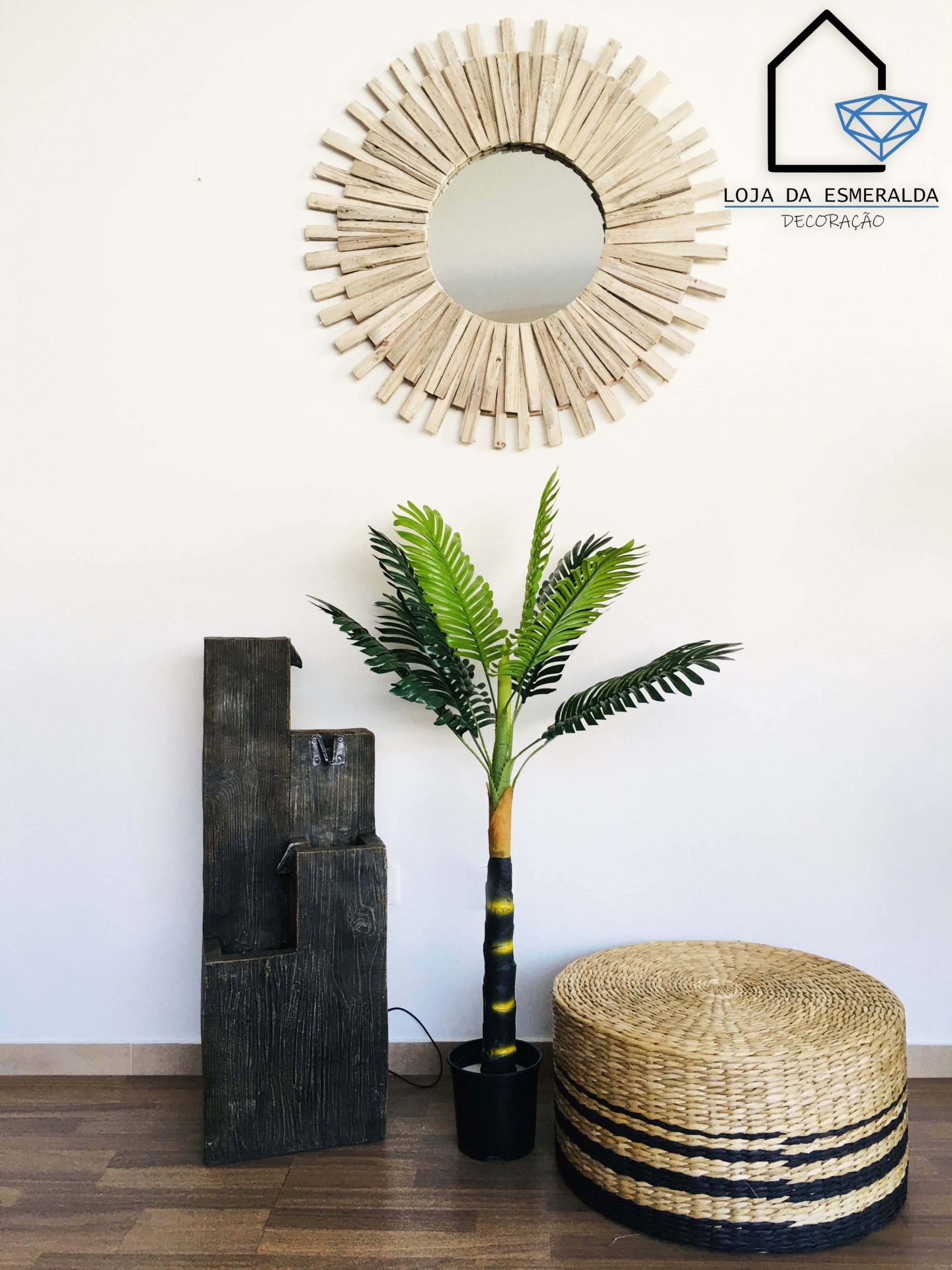 Conjunto de decoração com espelho redondo de madeira, planta artificial, escultura preta e puff de fibras naturais