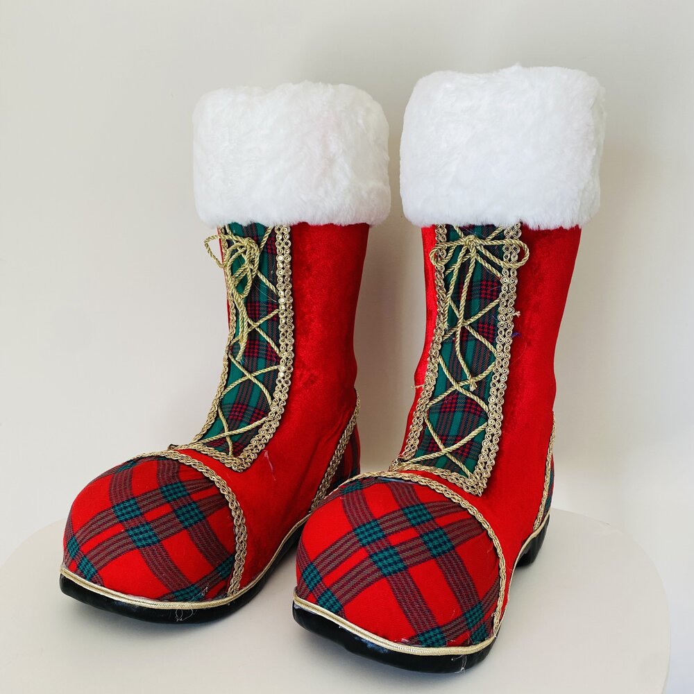 Botas decorativas de Natal vermelhas com padrão xadrez e bordados dourados