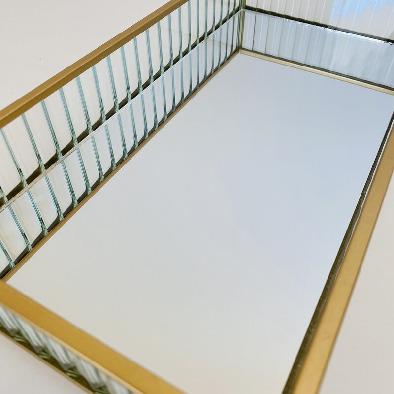 Espelho retangular com moldura dourada e bordas em vidro texturizado