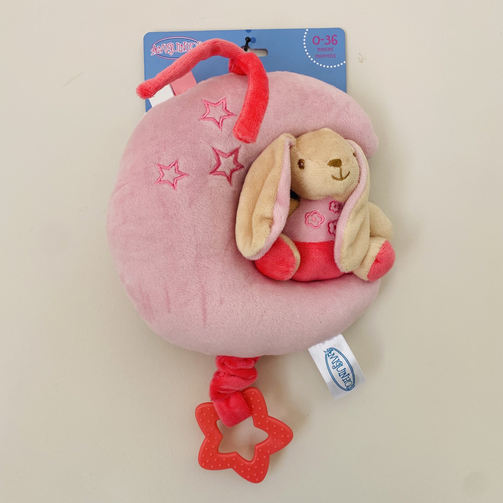 Brinquedo de peluche em forma de lua cor-de-rosa com coelho e estrela