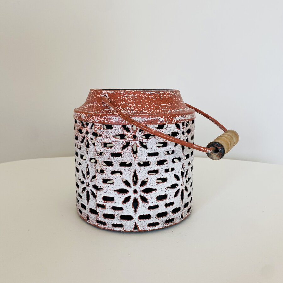 Lanterna metálica branca e ferrugem com desenhos florais e pega de madeira