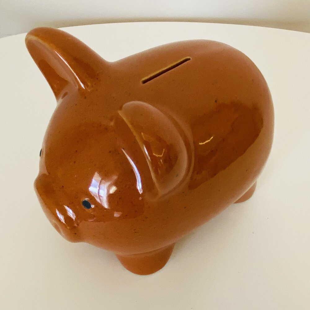 Mealheiro em forma de porquinho castanho em cerâmica