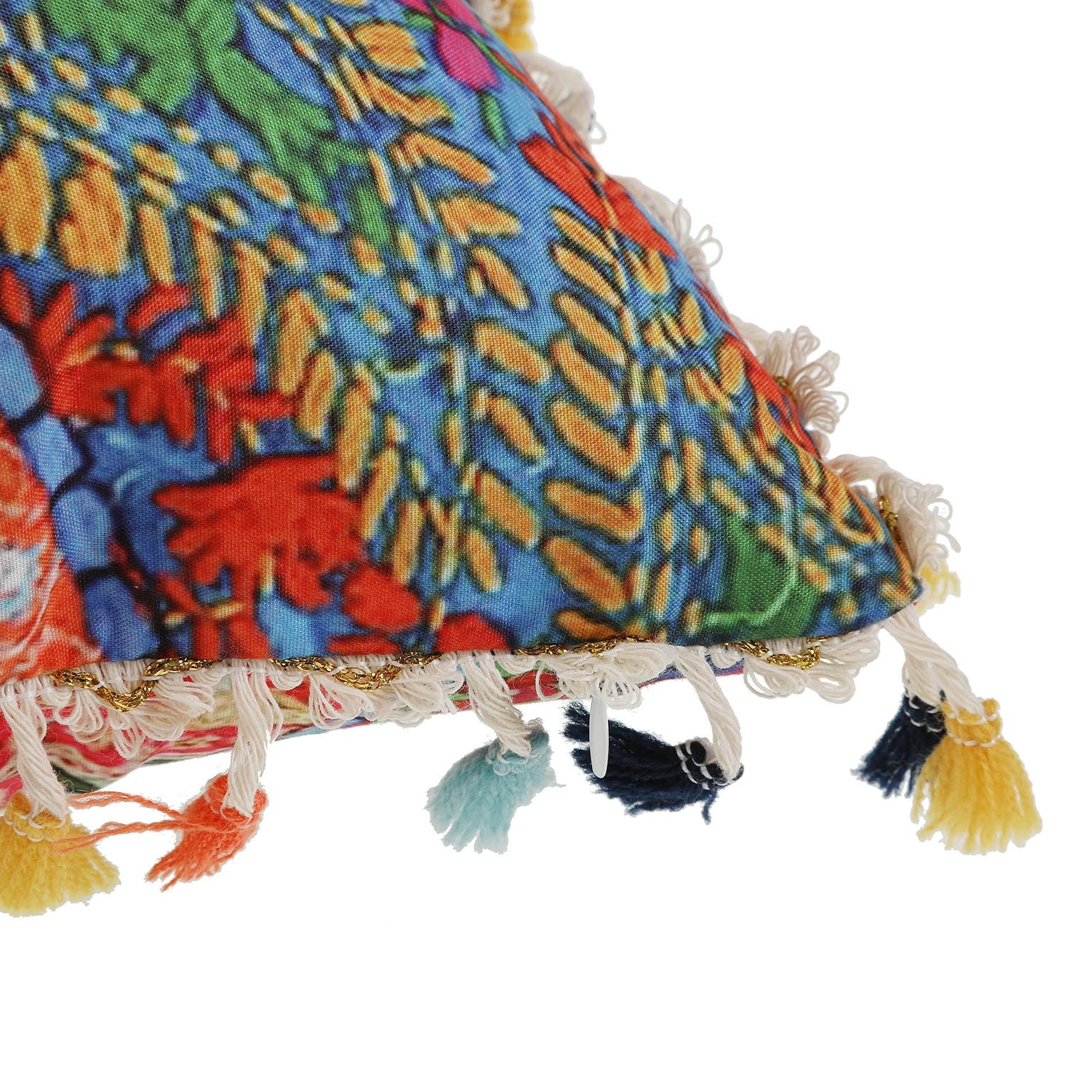 Canto de almofada colorida com franjas e pompons