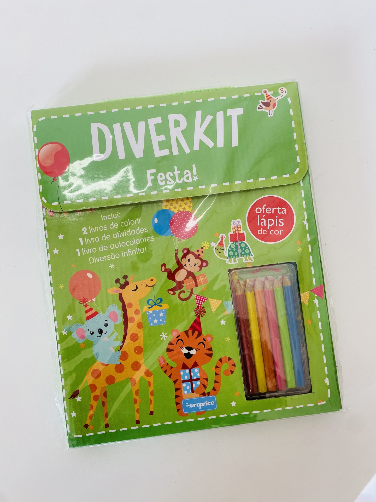 Kit Diverkit festa infantil com livros de coloração, autocolantes e lápis de cor