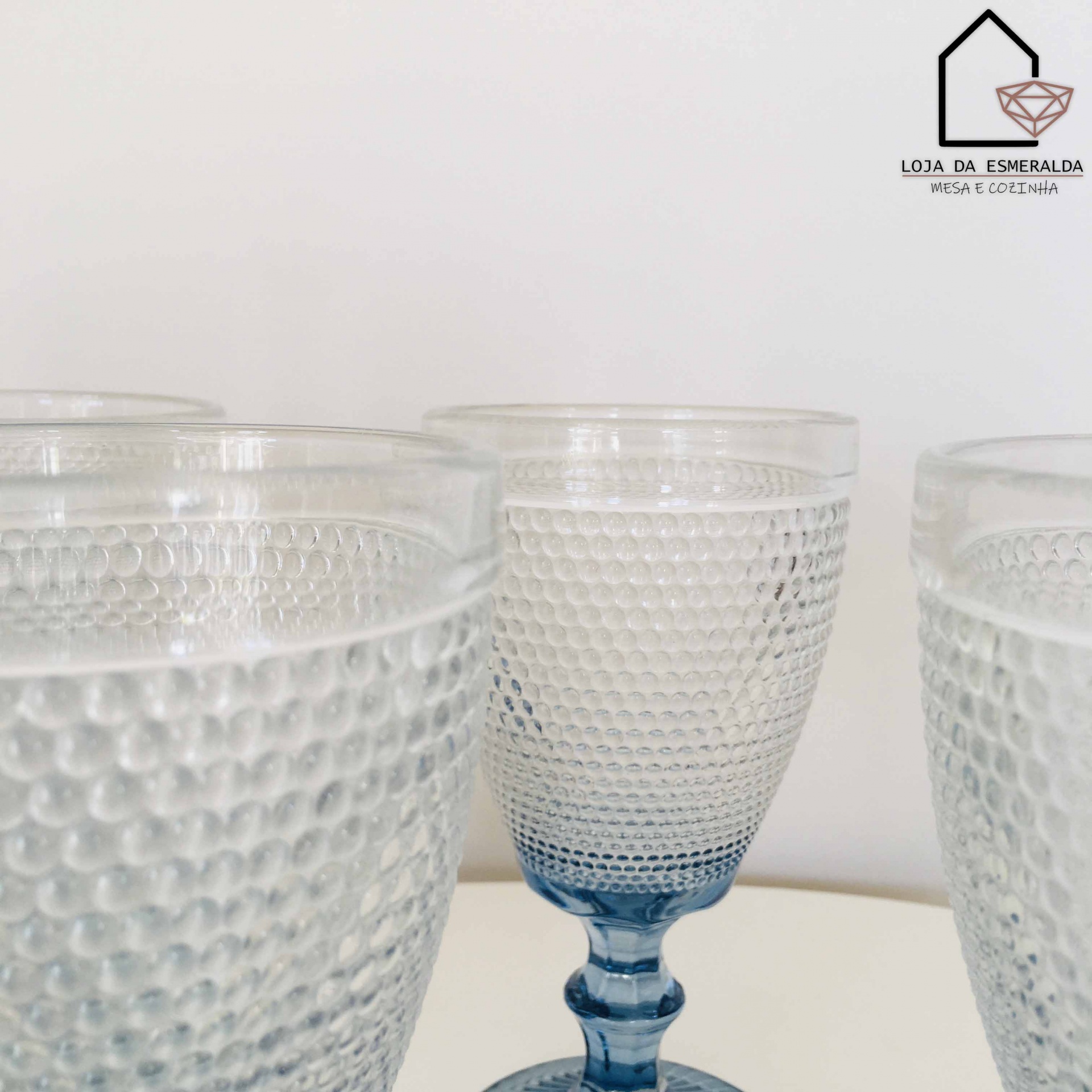 Três copos de vidro com padrão de bolhas e haste azul
