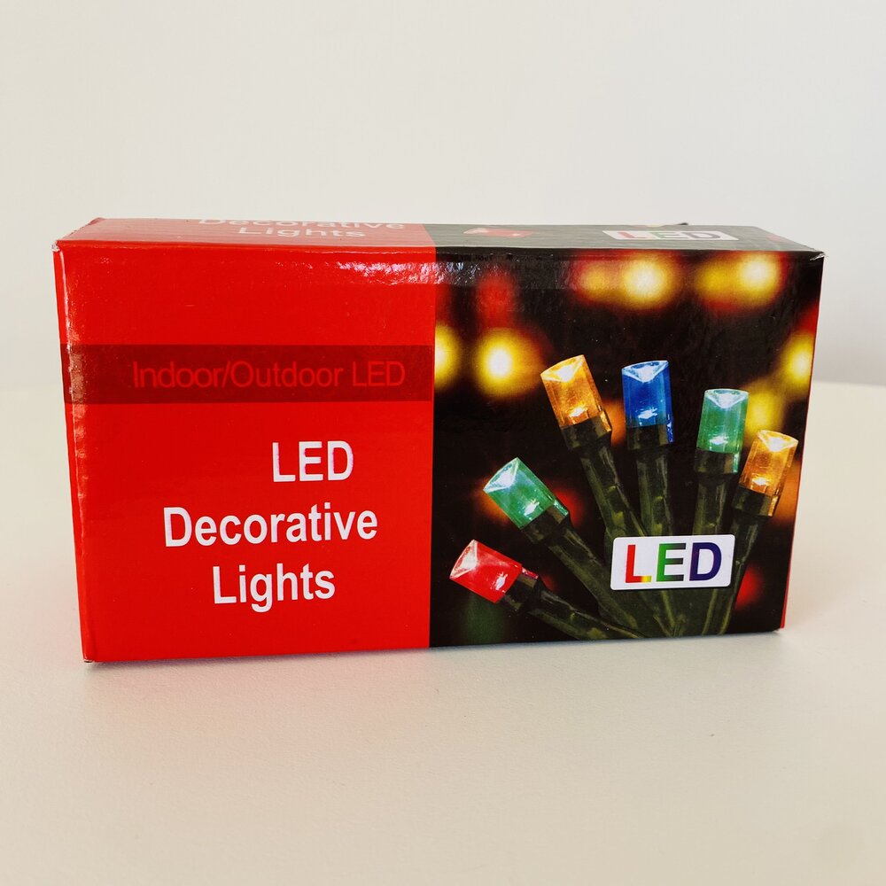 Caixa vermelha e preta com luzes decorativas LED coloridas e texto informativo