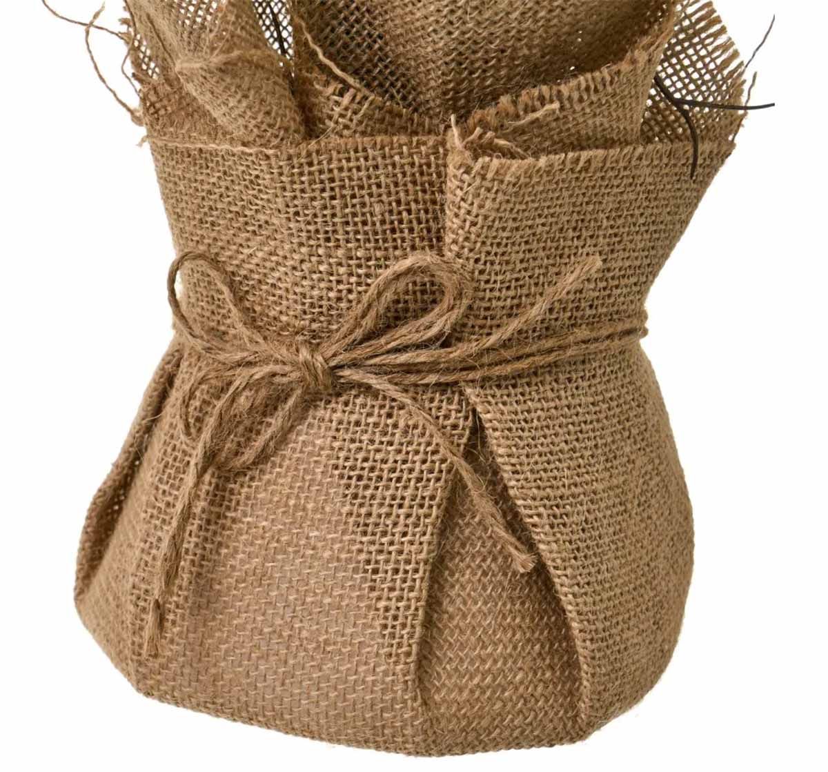 Saco de ráfia marron claro com cordão amarrado