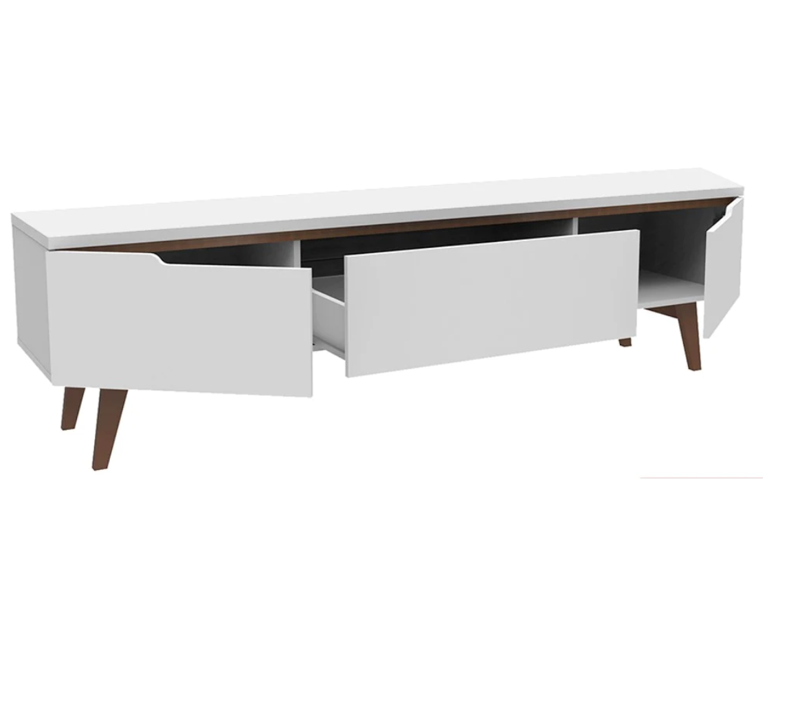 Móvel de TV branco com três portas e pernas de madeira