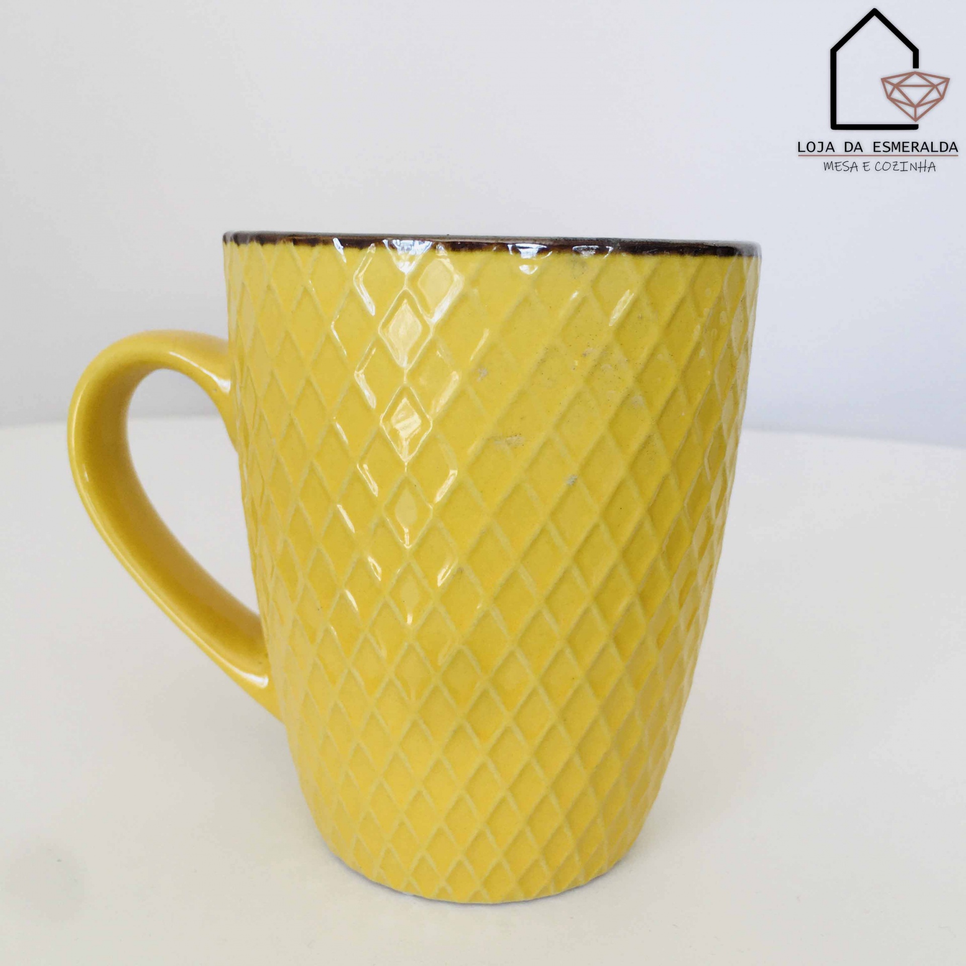Caneca amarela em cerâmica com padrão de losangos e borda castanha