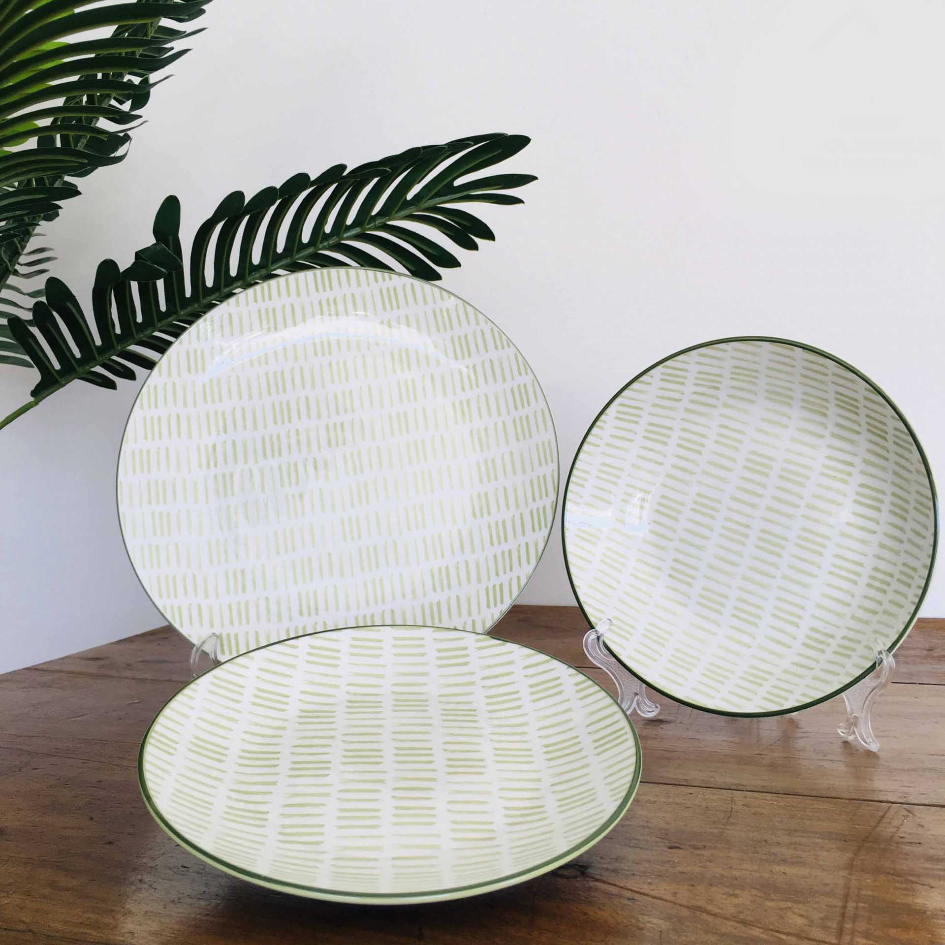 Conjunto de três pratos de cerâmica com padrão verde claro e borda verde
