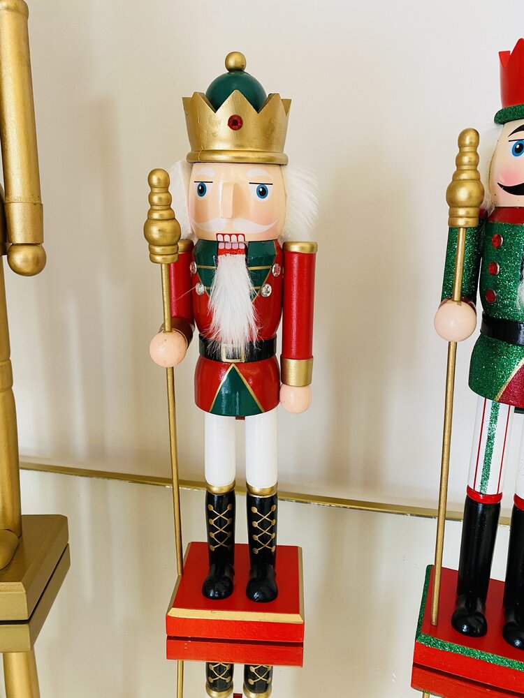 Soldado nutcracker de madeira colorido com cetro e chapéu dourado