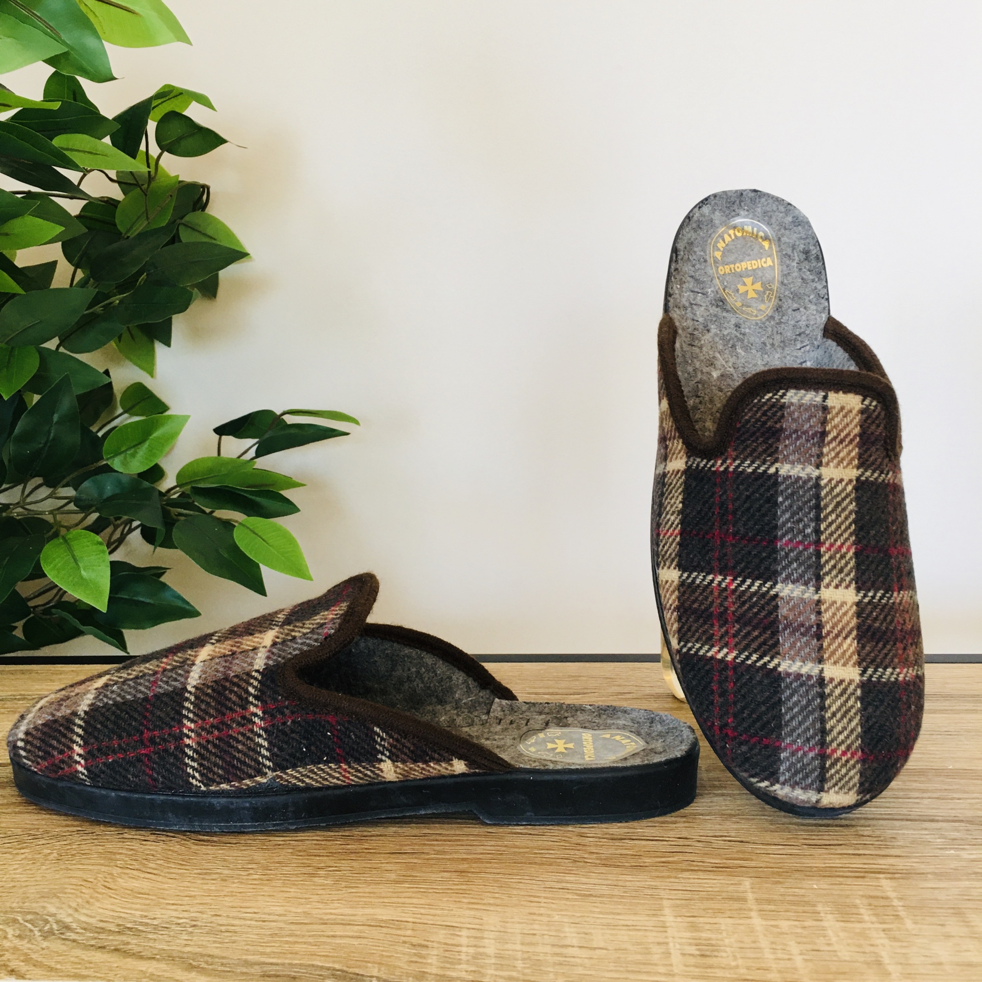 Pantufas masculinas xadrez em tons cinza e castanho com sola preta