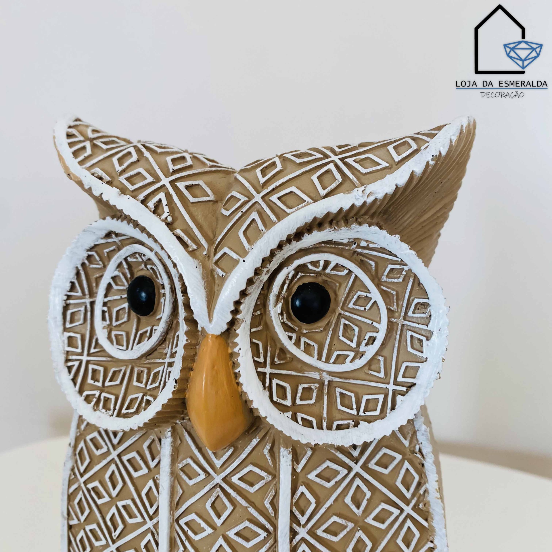 Escultura decorativa de coruja castanha com padrão branco